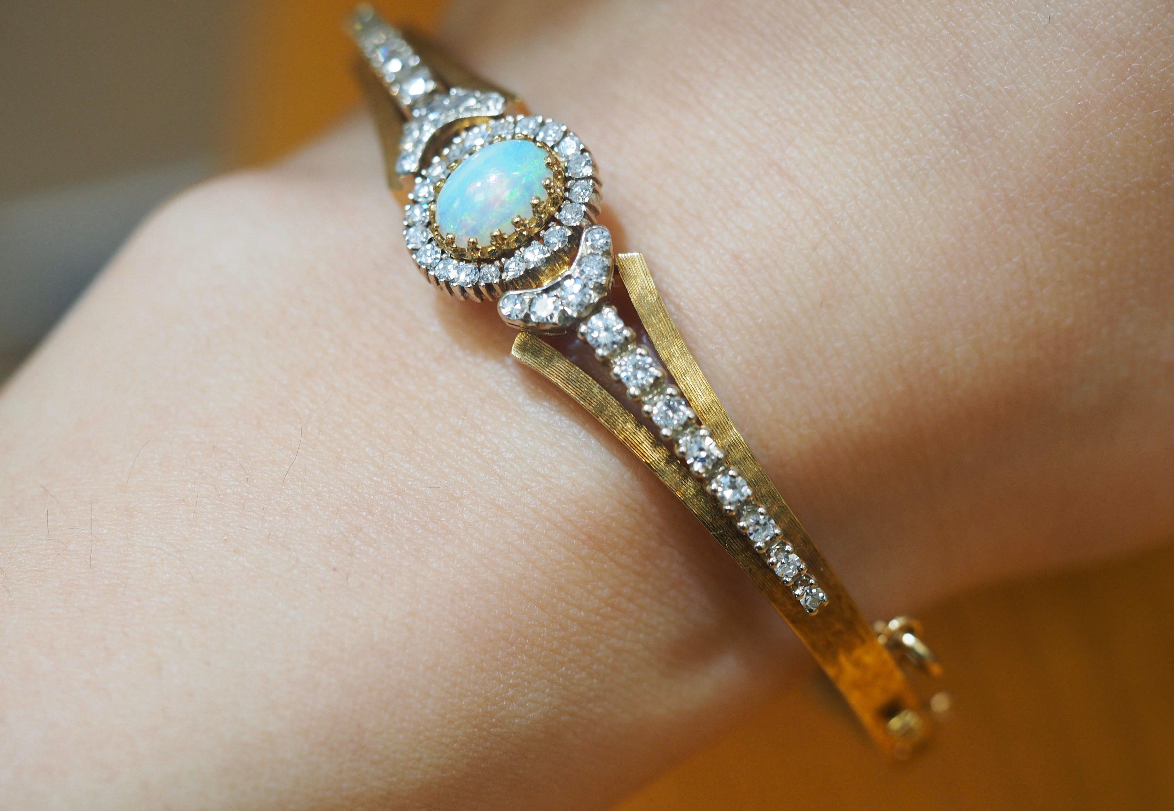 Art Deco Vintage Opal Diamond Bracelet in 18 Karat Yellow and White Gold, circa 1940s