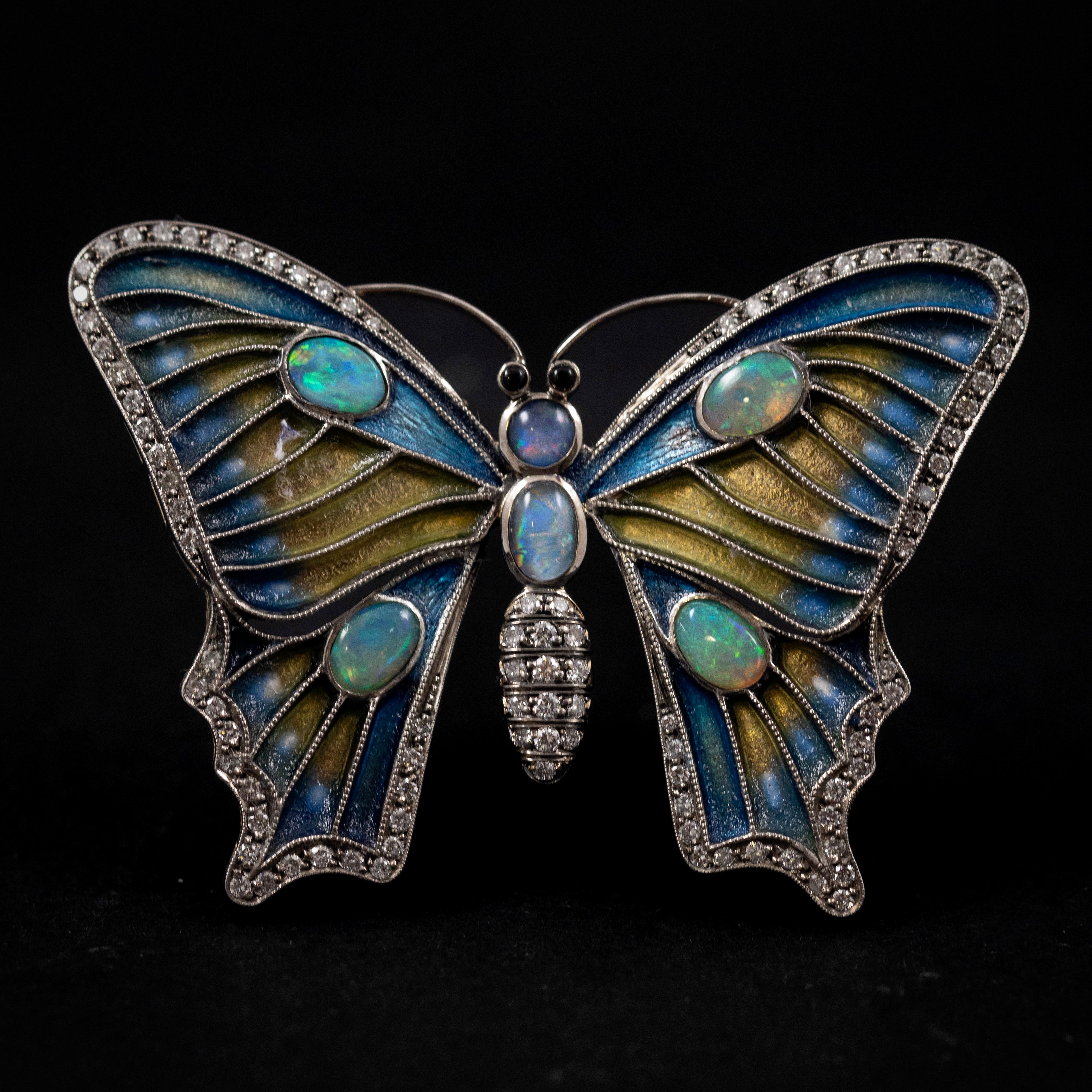 Spilla a farfalla d'epoca in oro e argento con opale, diamanti e smalto - Portogallo, anni '90.

Luminosa celebrazione dell'arte e della meraviglia naturale, questa spilla a farfalla vintage è un esempio di artigianato portoghese della fine del XX