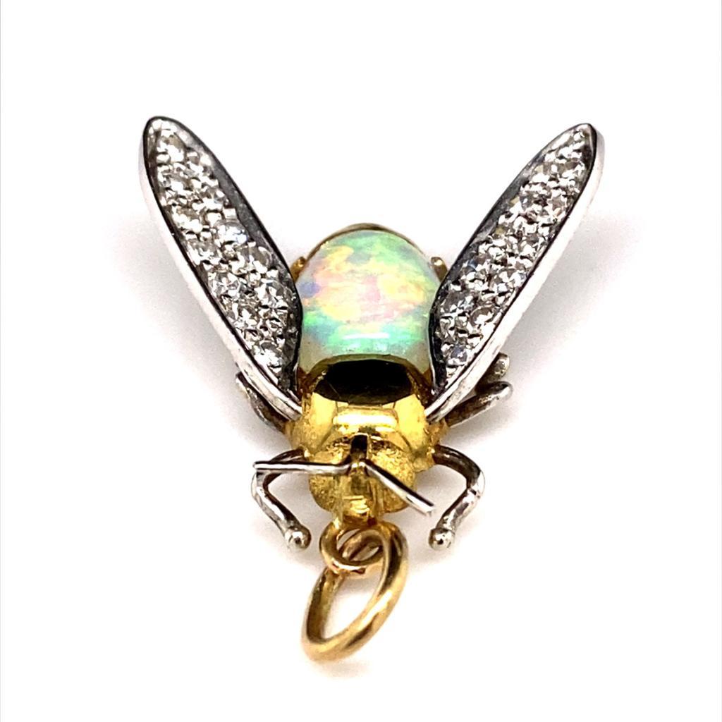 Bienenanhänger aus 18 Karat Weiß- und Gelbgold mit Opal und Diamanten.

Kopf und Brustkorb sind realistisch aus 18 Karat Gelbgold gefertigt, die Fühler aus Weißgold kontrastieren. Der Hinterleib der Biene besteht aus einem auffälligen Opal im