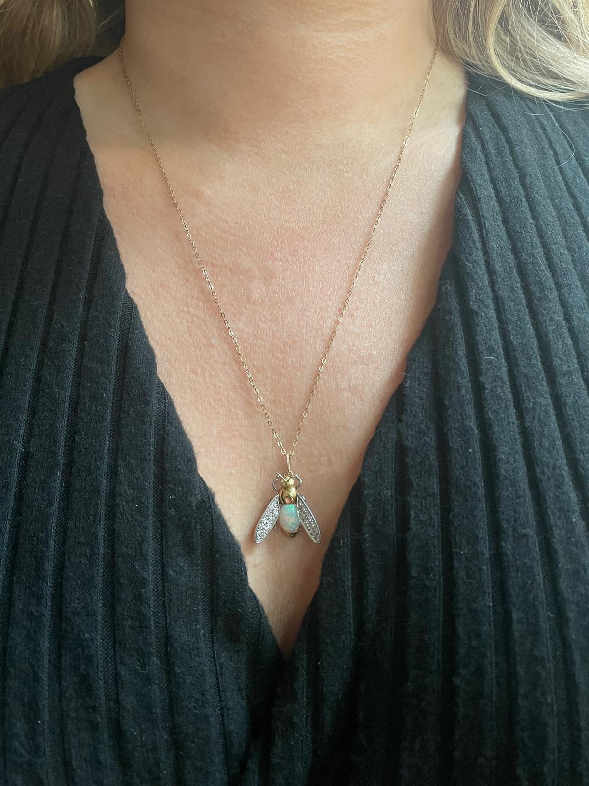 Vintage Opal Diamantbesetzter Bienenanhänger aus 18 Karat Weiß- und Gelbgold 1