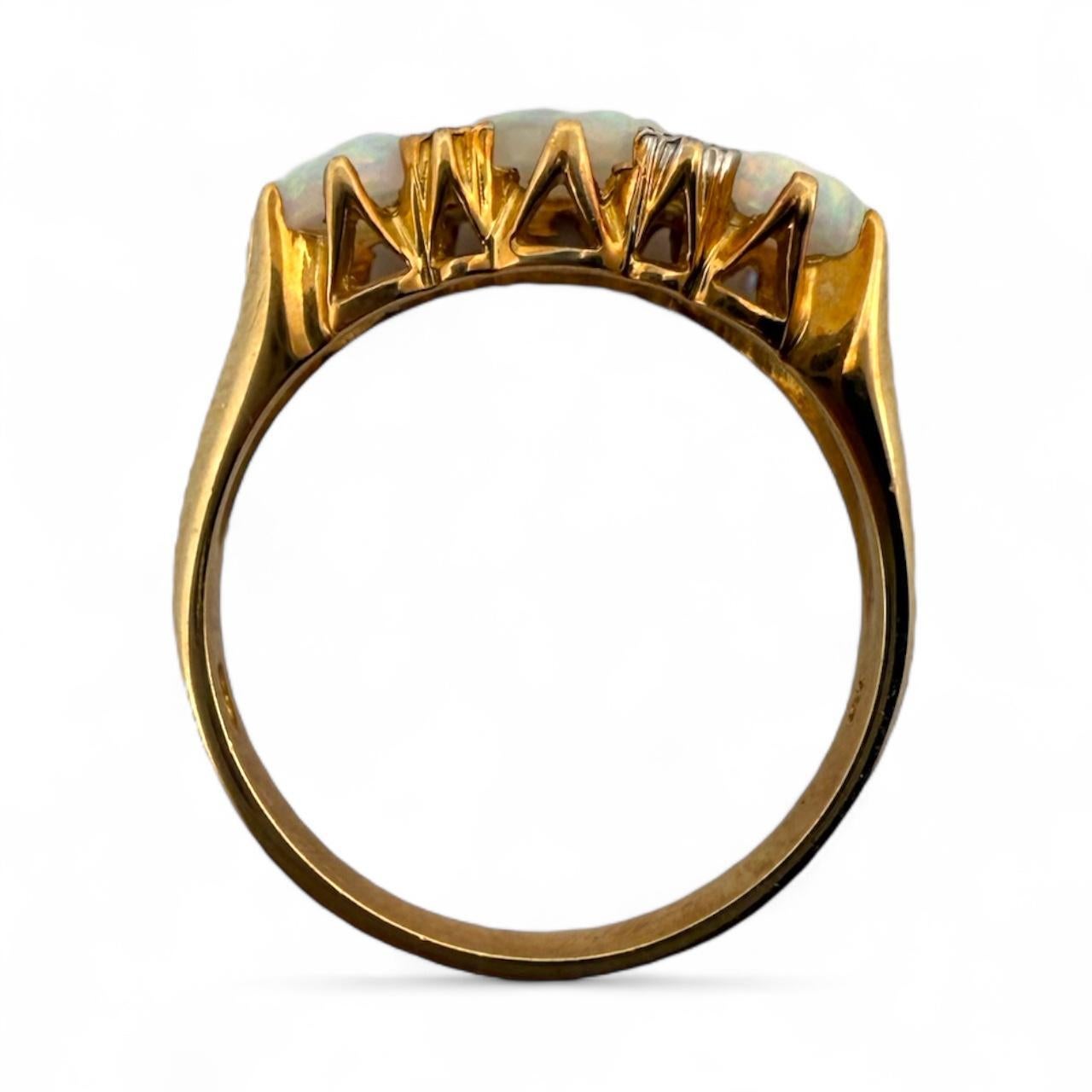 Anello d'epoca con tre pietre di opale e diamanti in oro giallo 18 carati in vendita 4