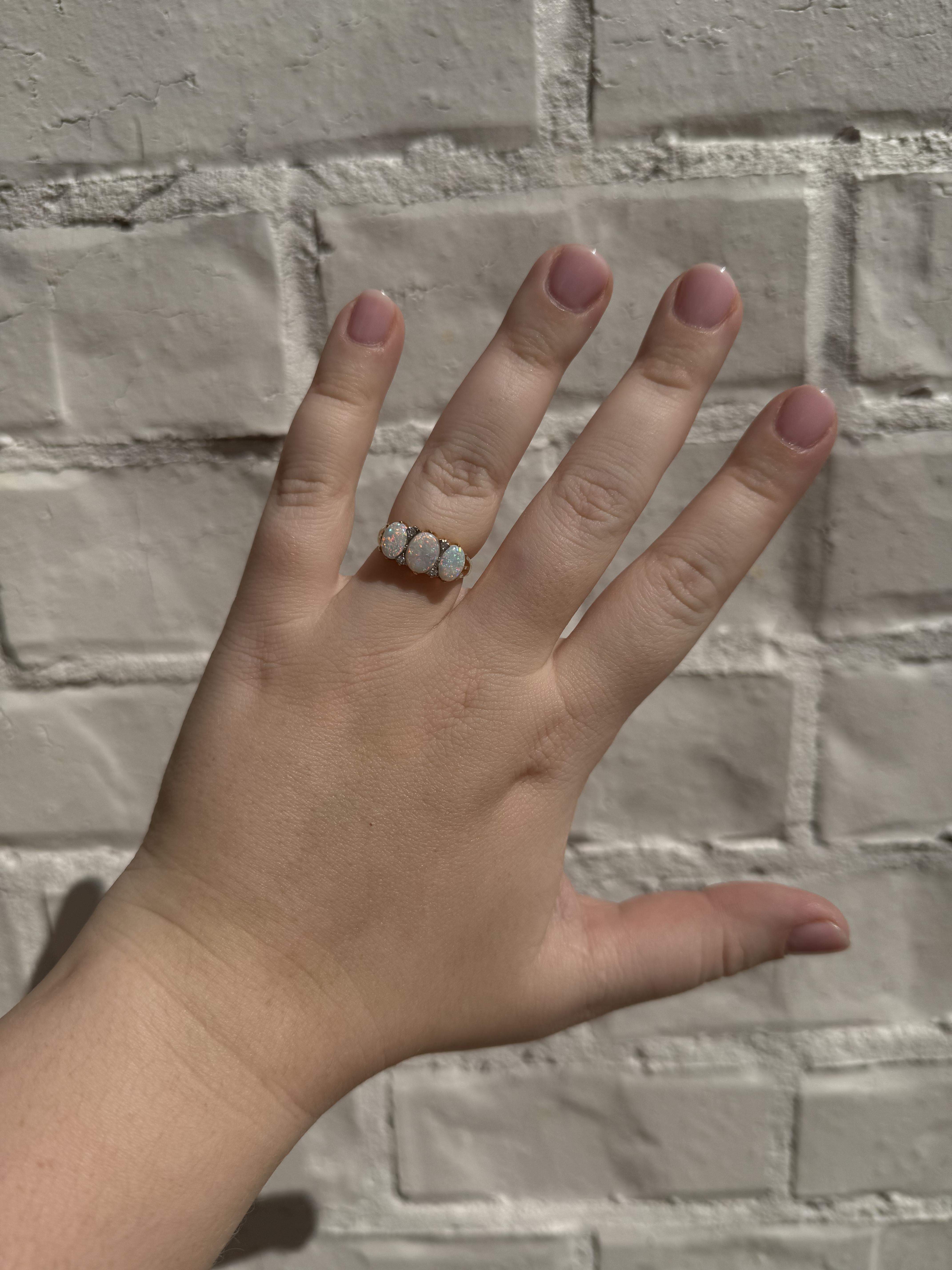 Amiamo sempre il colore e il carattere degli opali!!!
Queste pietre presentano una grande varietà di fuoco.

Dettagli dell'anello
Materiale: Oro giallo 18 carati
Epoca: Retro 1960 - 1980
Larghezza della testa: 9 mm
Altezza della testa: 4