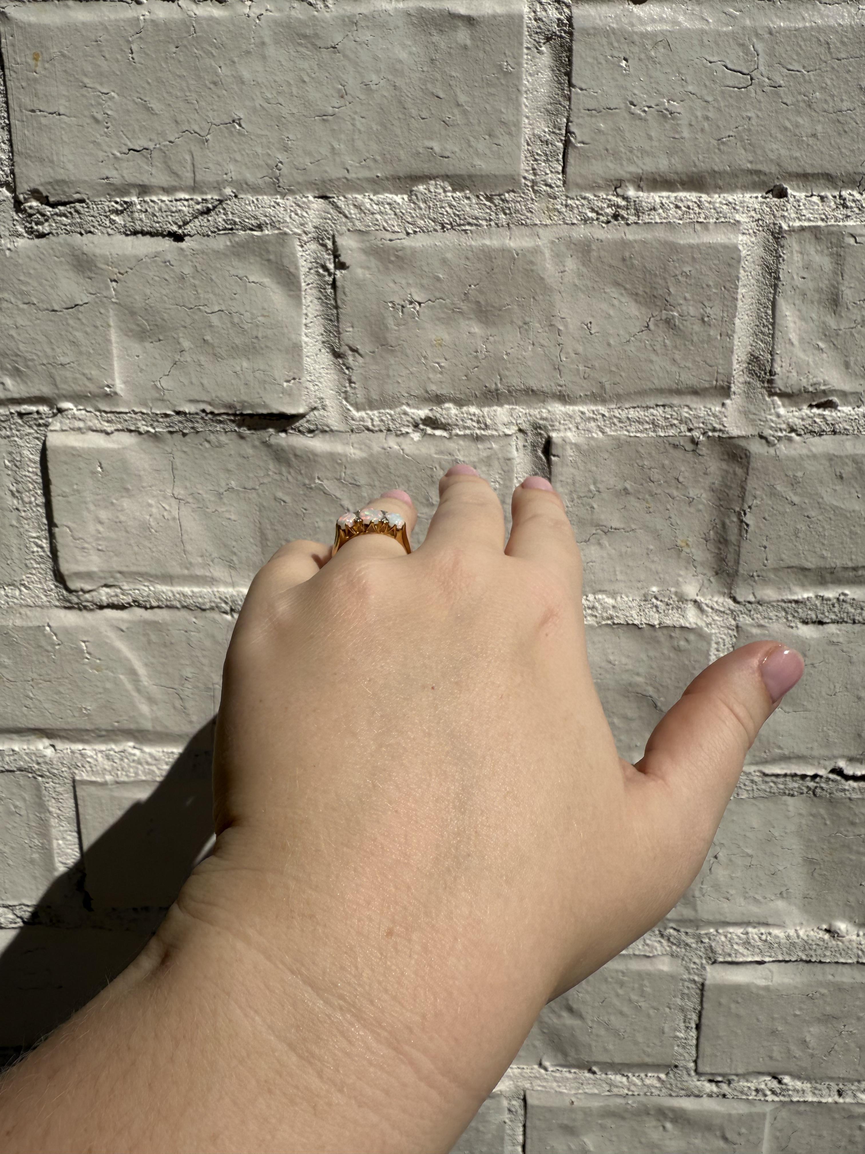 Rétro Anello d'epoca con tre pietre di opale e diamanti in oro giallo 18 carati in vendita