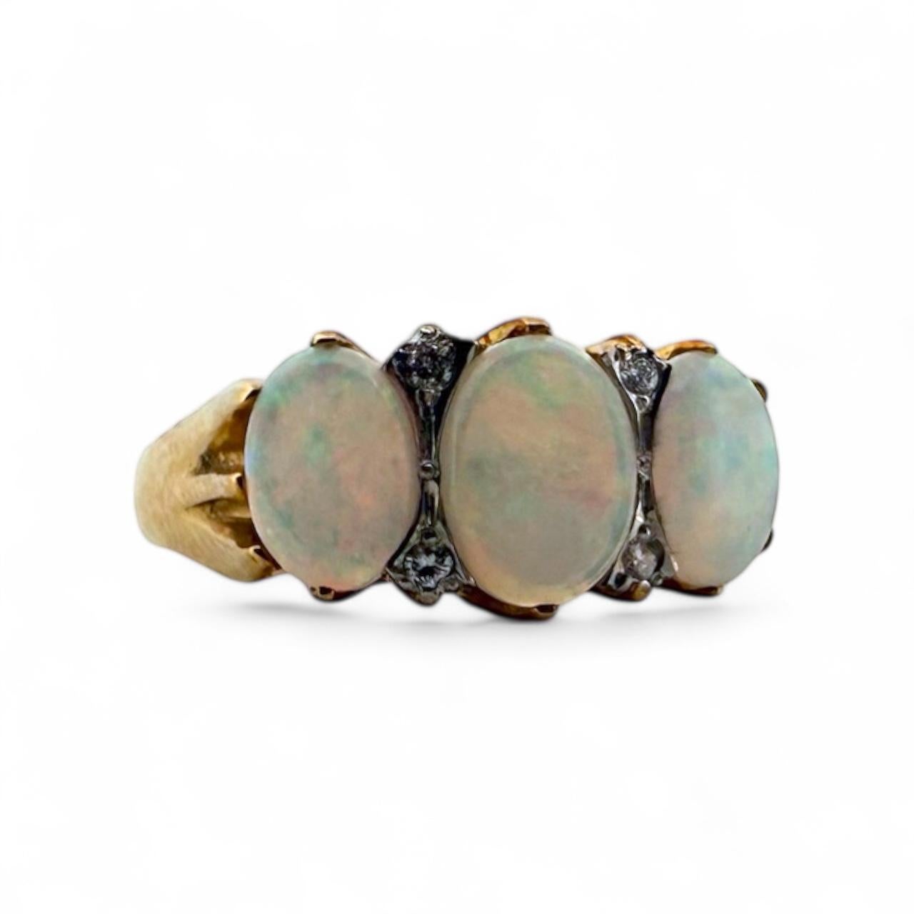 Cabochon Anello d'epoca con tre pietre di opale e diamanti in oro giallo 18 carati in vendita