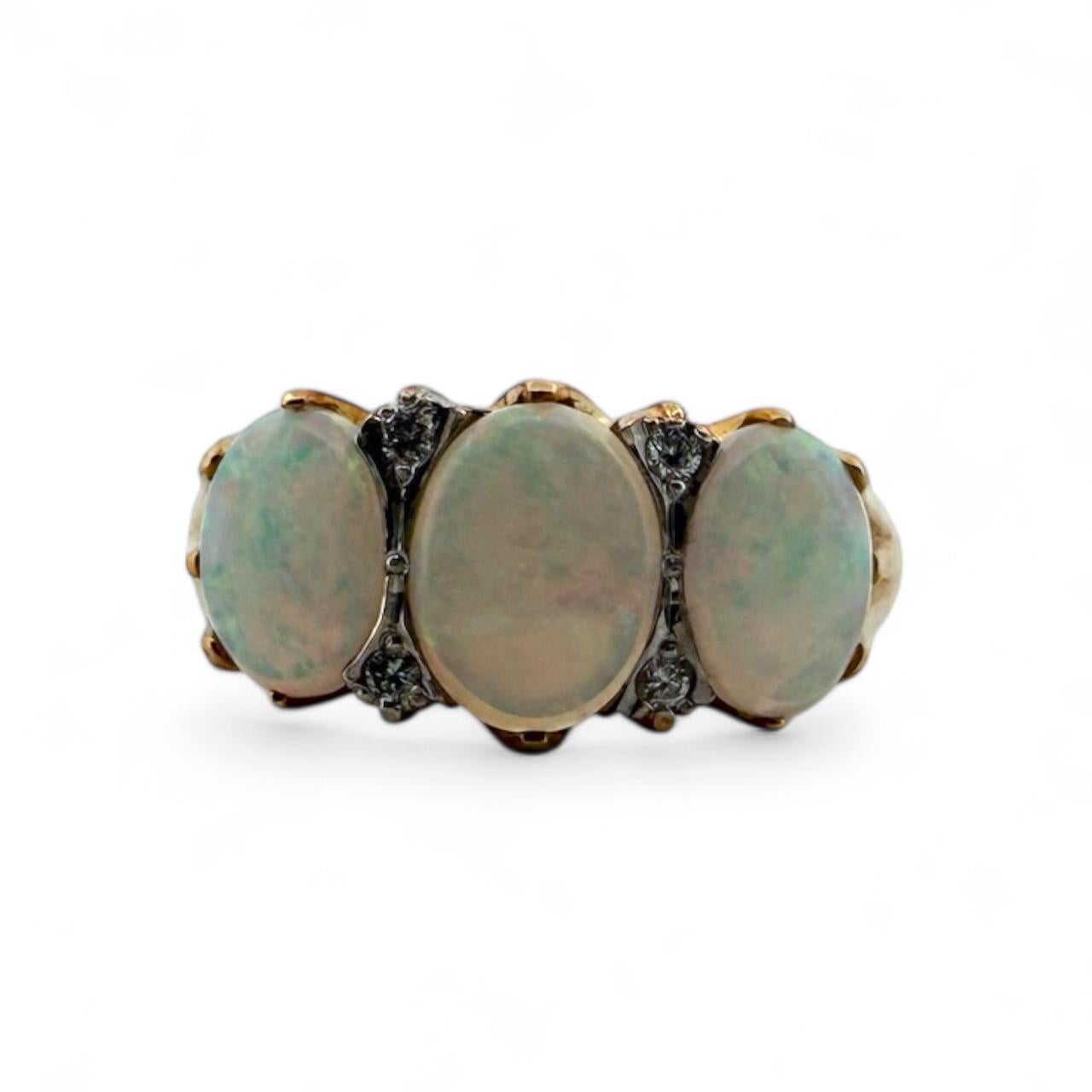 Anello d'epoca con tre pietre di opale e diamanti in oro giallo 18 carati In condizioni buone in vendita a Montgomery, AL