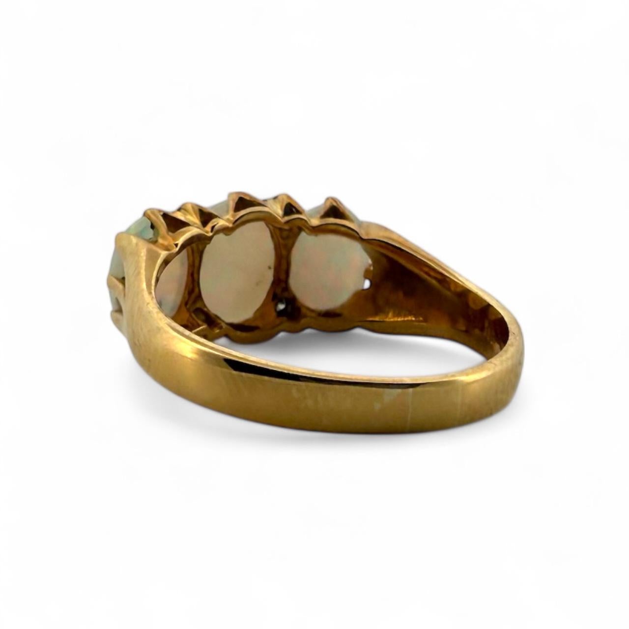 Anello d'epoca con tre pietre di opale e diamanti in oro giallo 18 carati in vendita 2