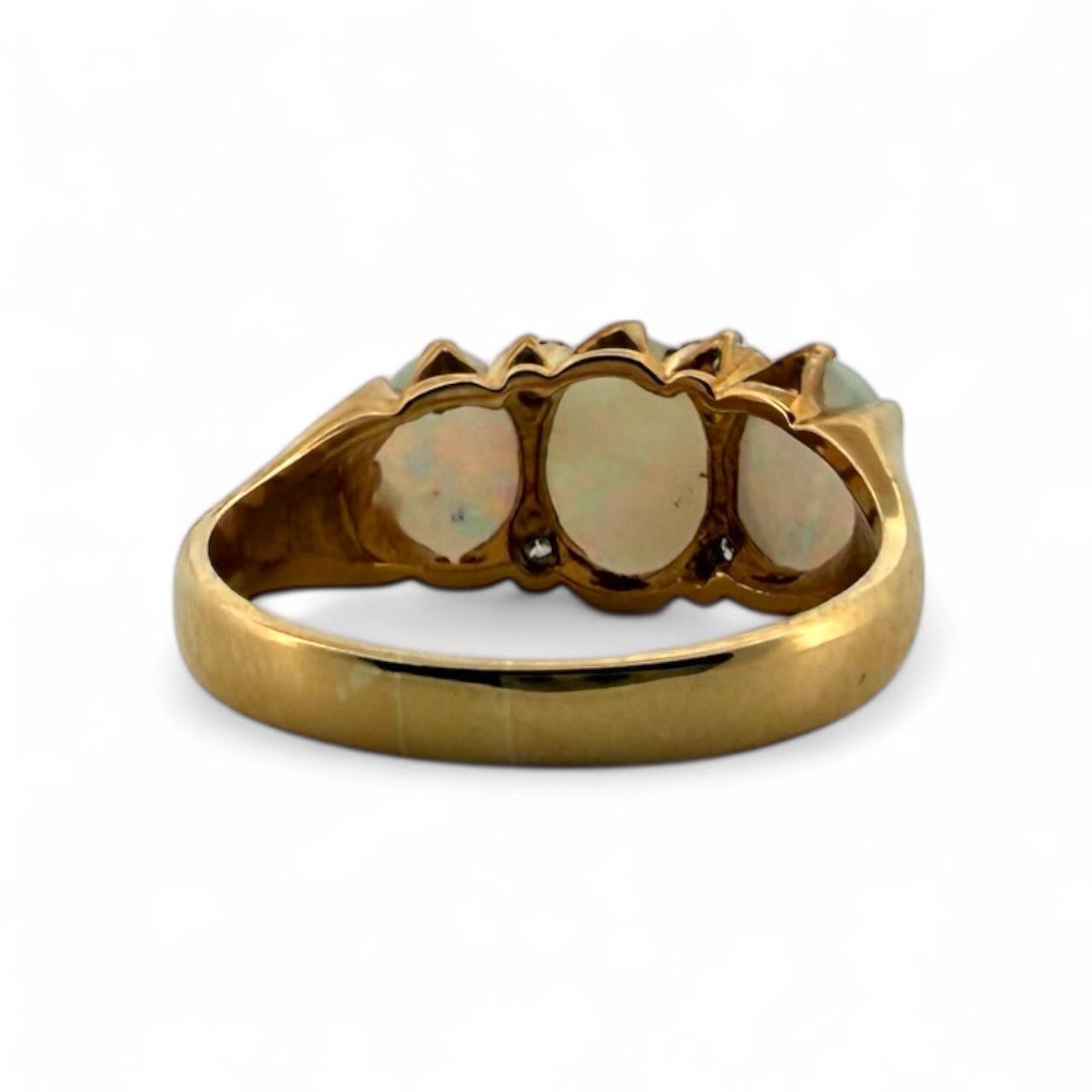 Anello d'epoca con tre pietre di opale e diamanti in oro giallo 18 carati in vendita 3