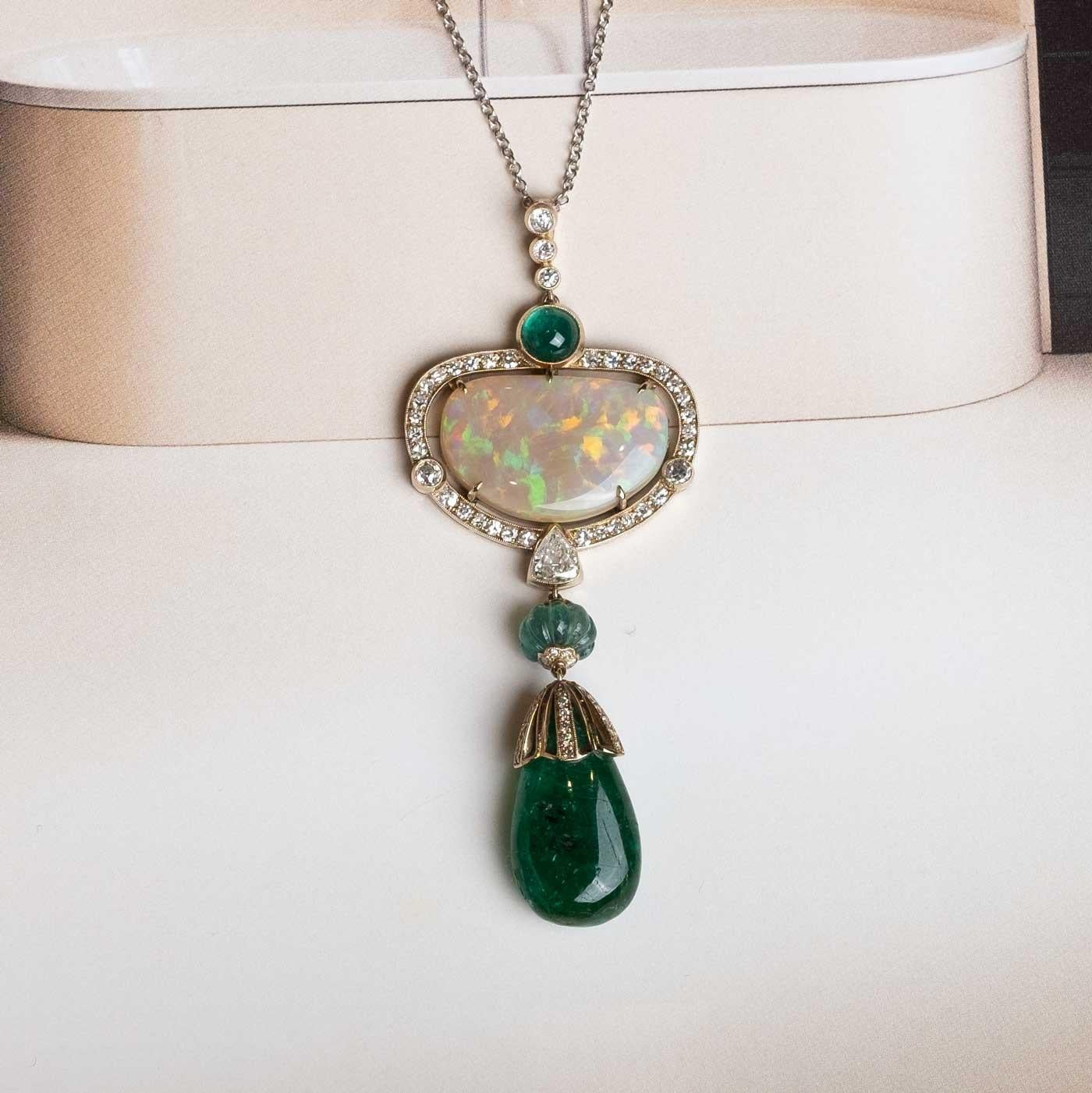 Vintage opal, emeralds and diamonds necklace In Good Condition For Sale In Milano, MI