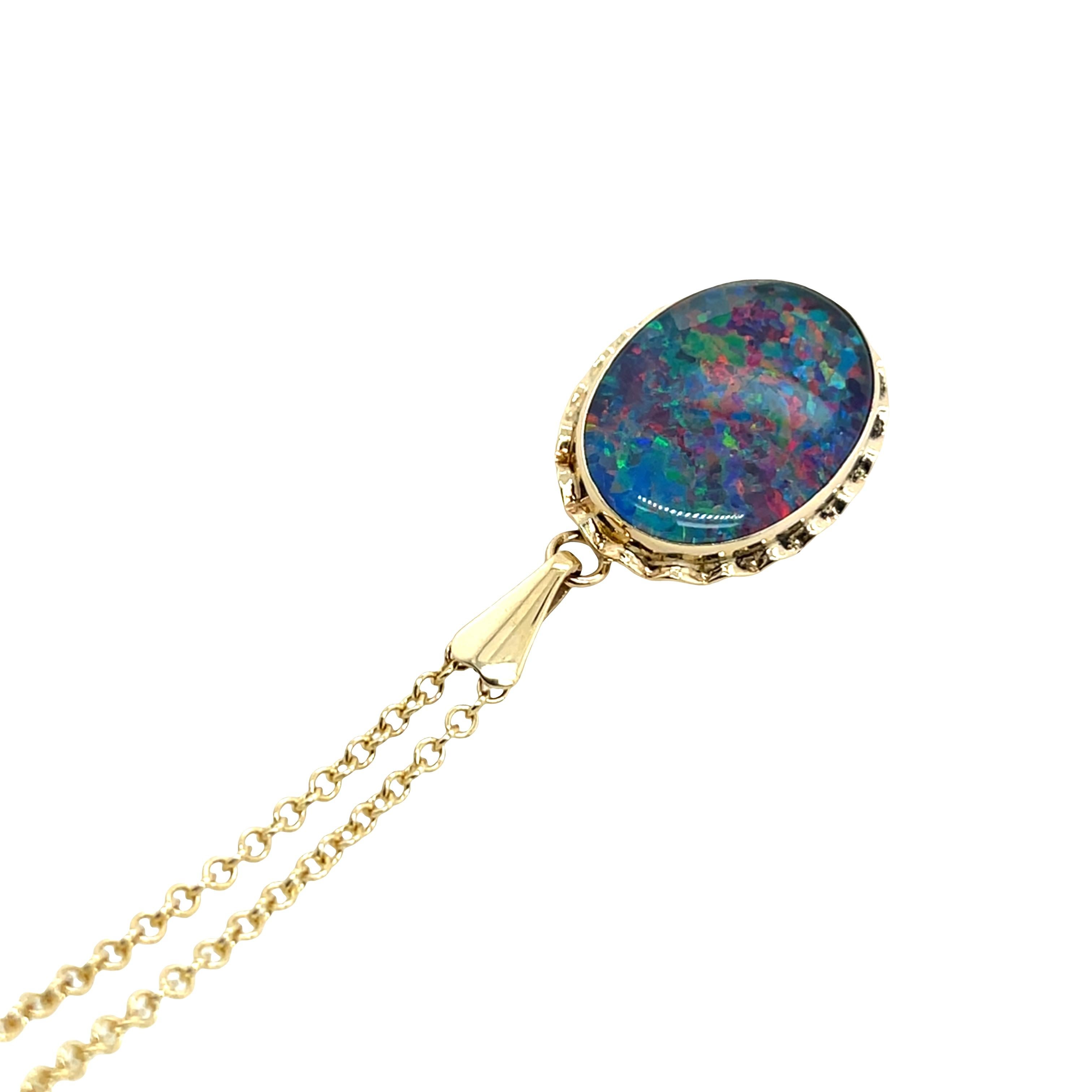 Colgante de ópalo vintage engastado en oro amarillo de 9 ct, con un cautivador ópalo de vibrante juego de colores. 
El cálido engaste dorado realza los tonos iridiscentes de la gema, convirtiéndola en un accesorio atemporal y elegante. Ideal para