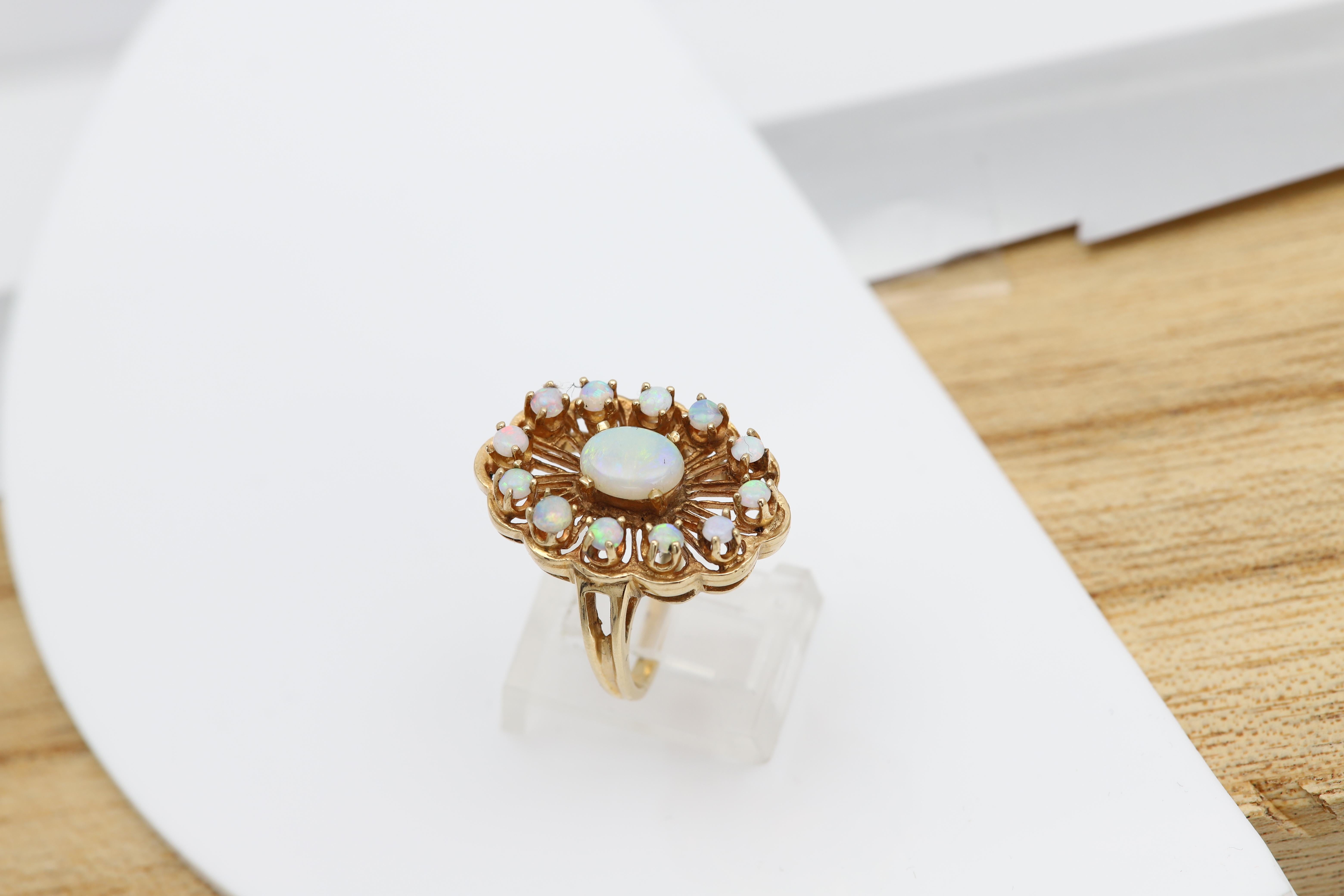Vintage Opal Ring Circa 1950's 14 Karat Yellow Gold Vintage Opal jewelry en vente 5