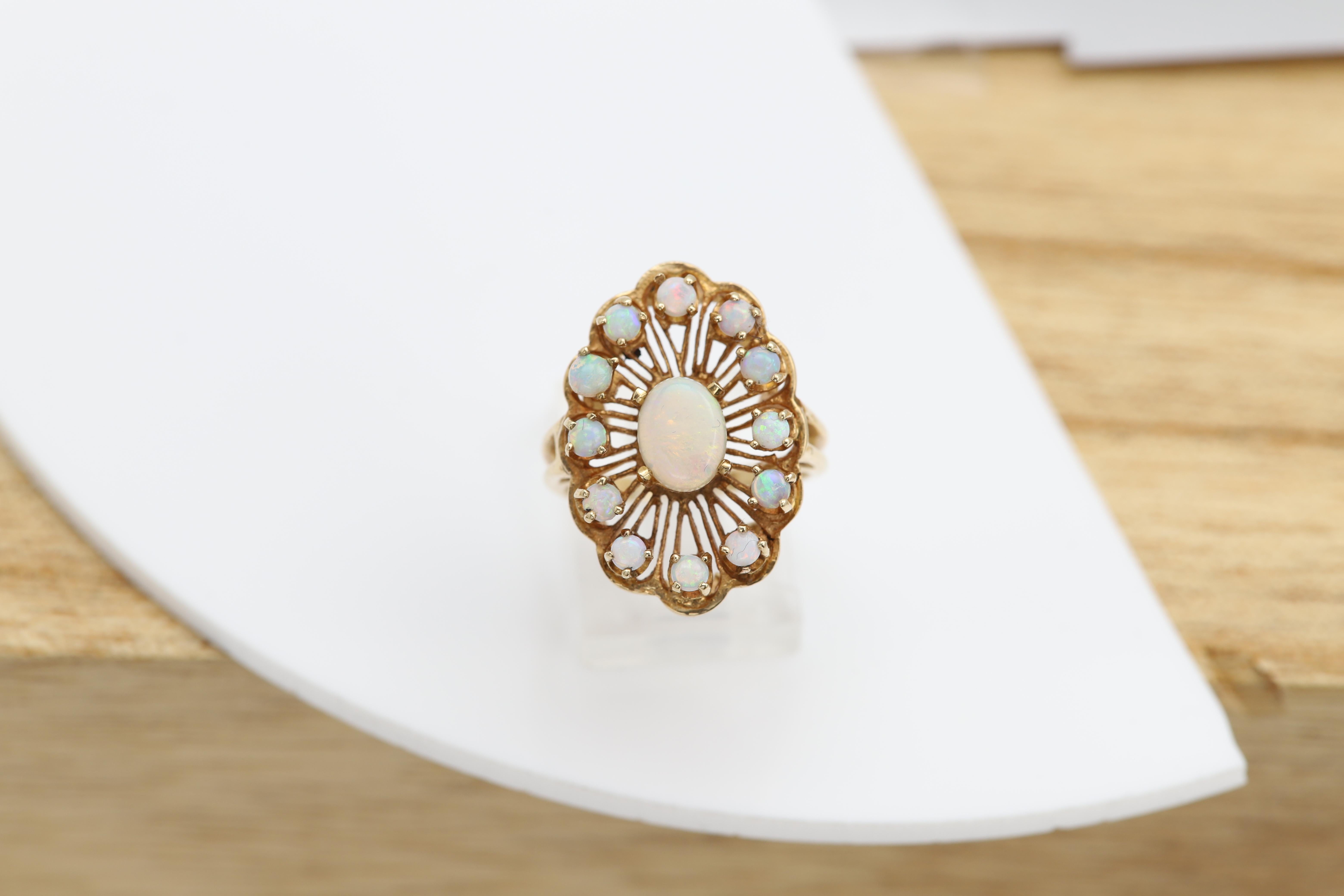 Vintage Opal Ring Circa 1950's 14 Karat Yellow Gold Vintage Opal jewelry en vente 6