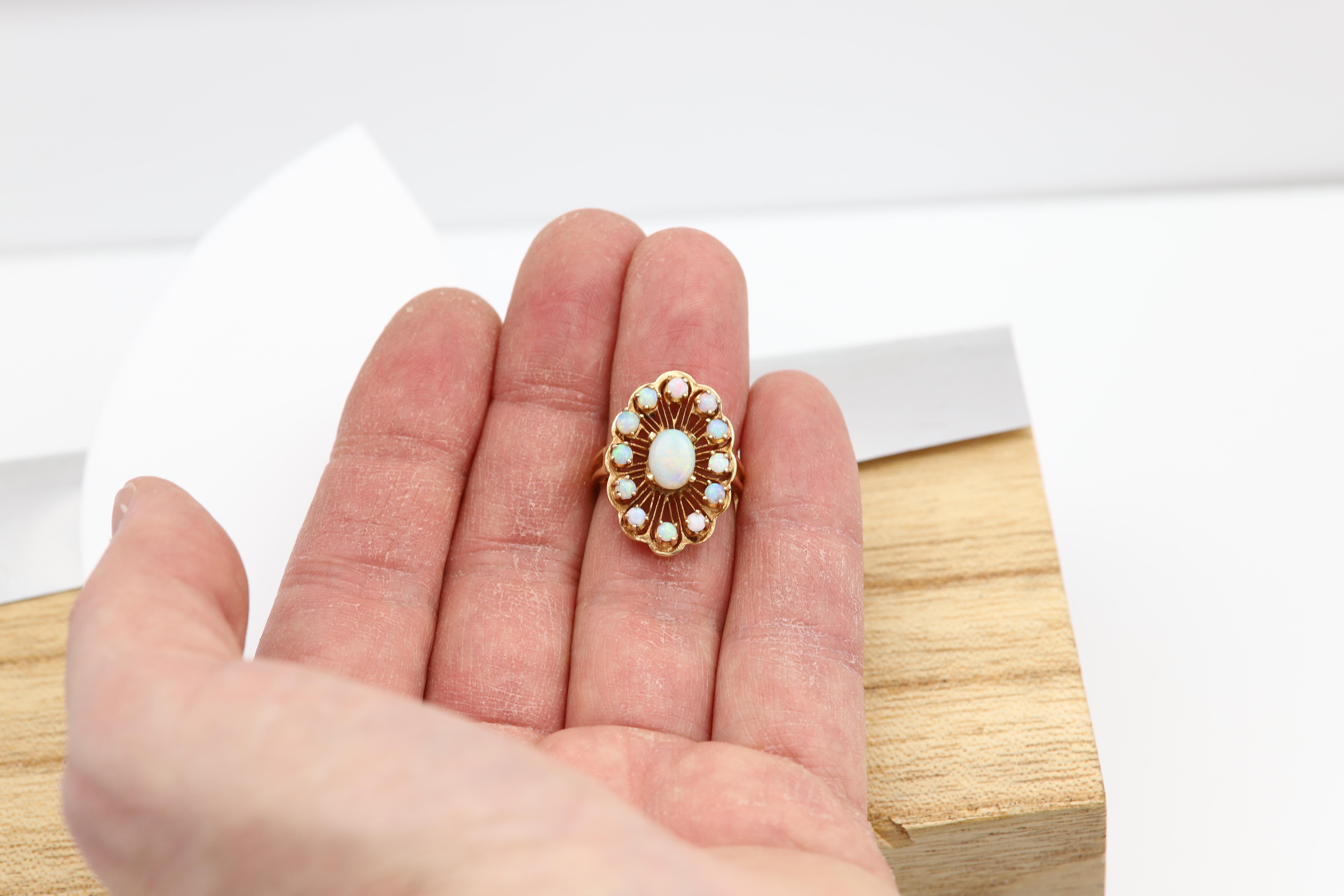 Vintage Opal Ring Circa 1950's 14 Karat Yellow Gold Vintage Opal jewelry en vente 7