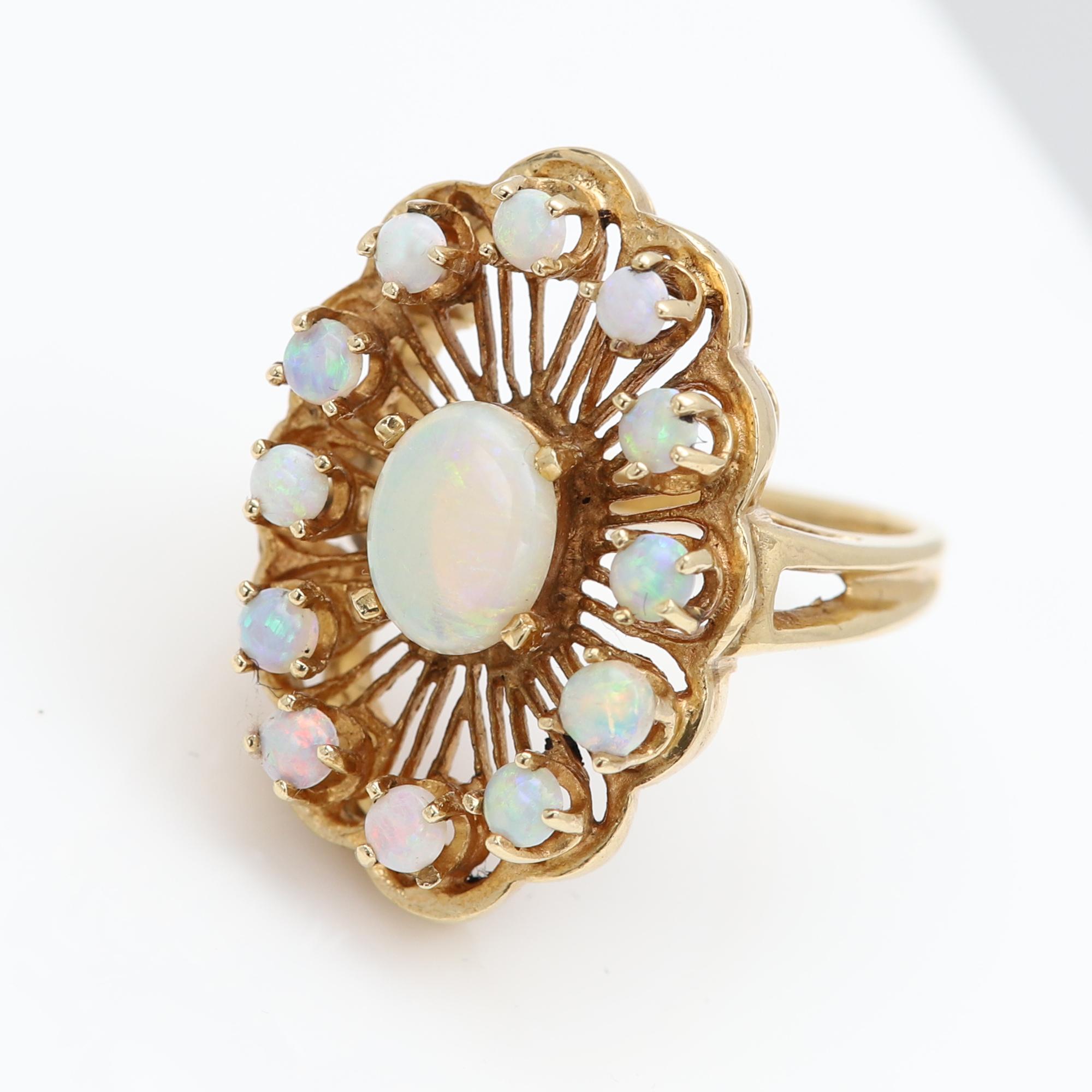 Vintage Opal Ring Circa 1950's 14 Karat Yellow Gold Vintage Opal jewelry en vente 8