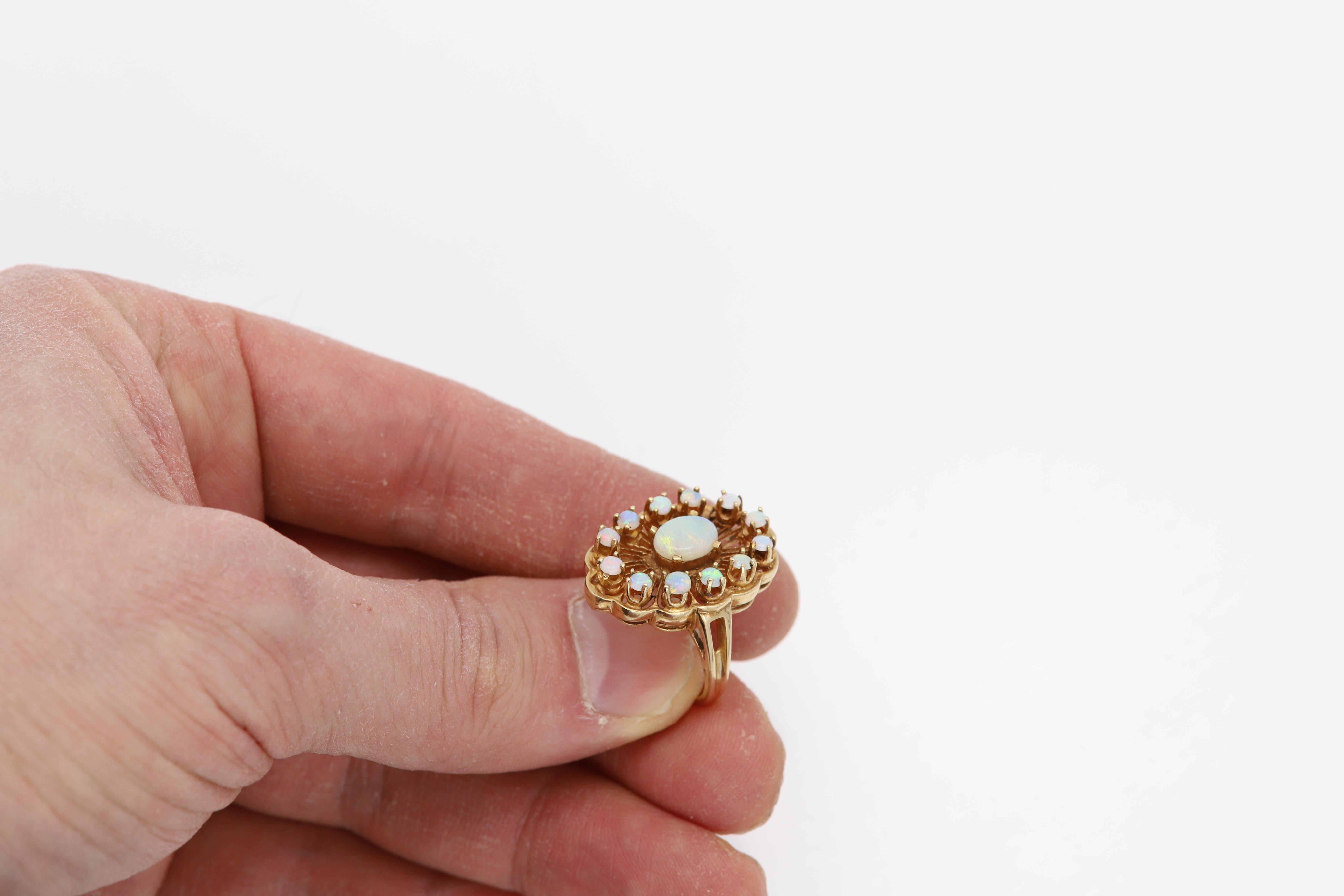 Taille ovale Vintage Opal Ring Circa 1950's 14 Karat Yellow Gold Vintage Opal jewelry en vente