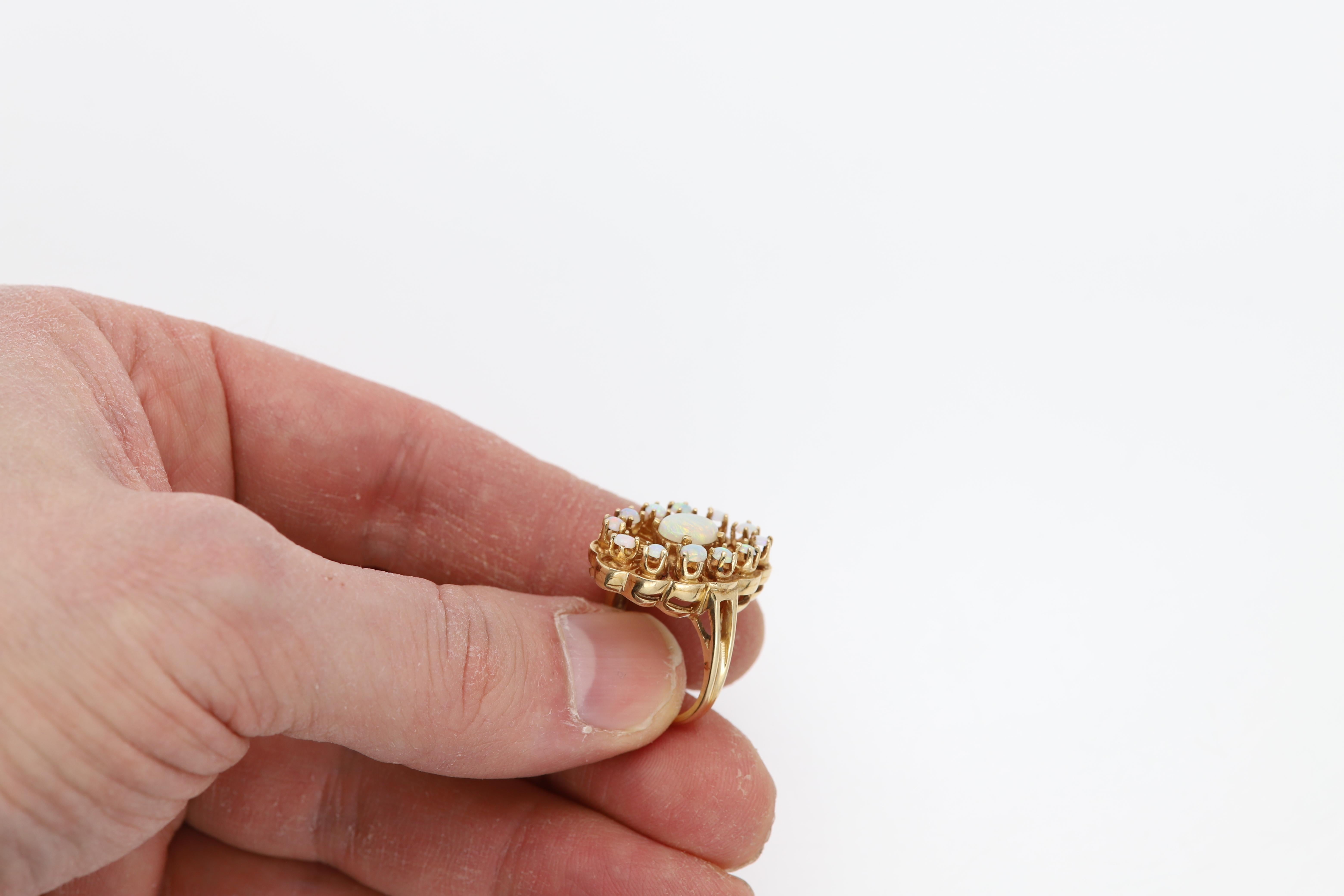 Vintage Opal Ring Circa 1950's 14 Karat Yellow Gold Vintage Opal jewelry Bon état - En vente à Brooklyn, NY