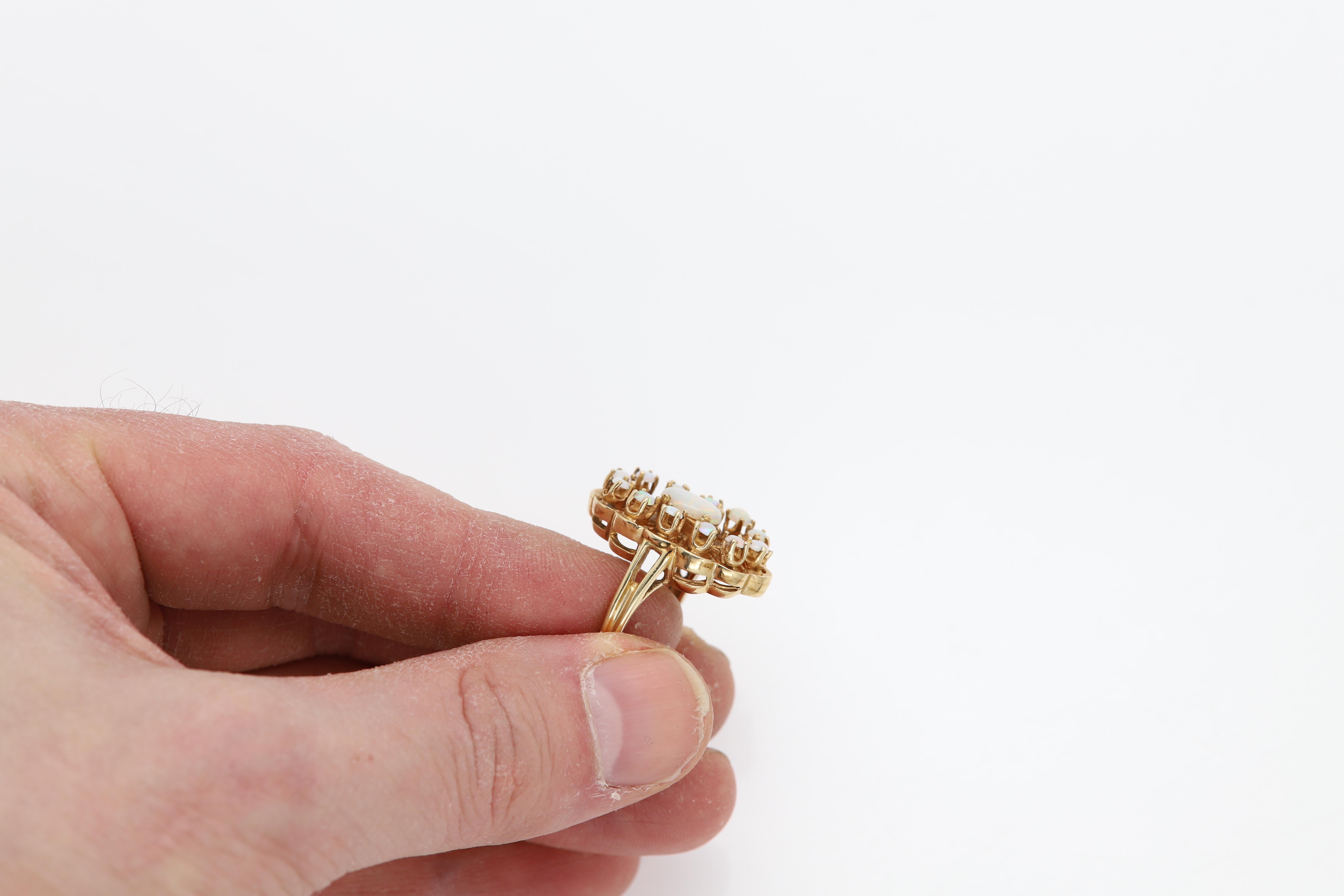 Vintage Opal Ring Circa 1950's 14 Karat Yellow Gold Vintage Opal jewelry Pour femmes en vente