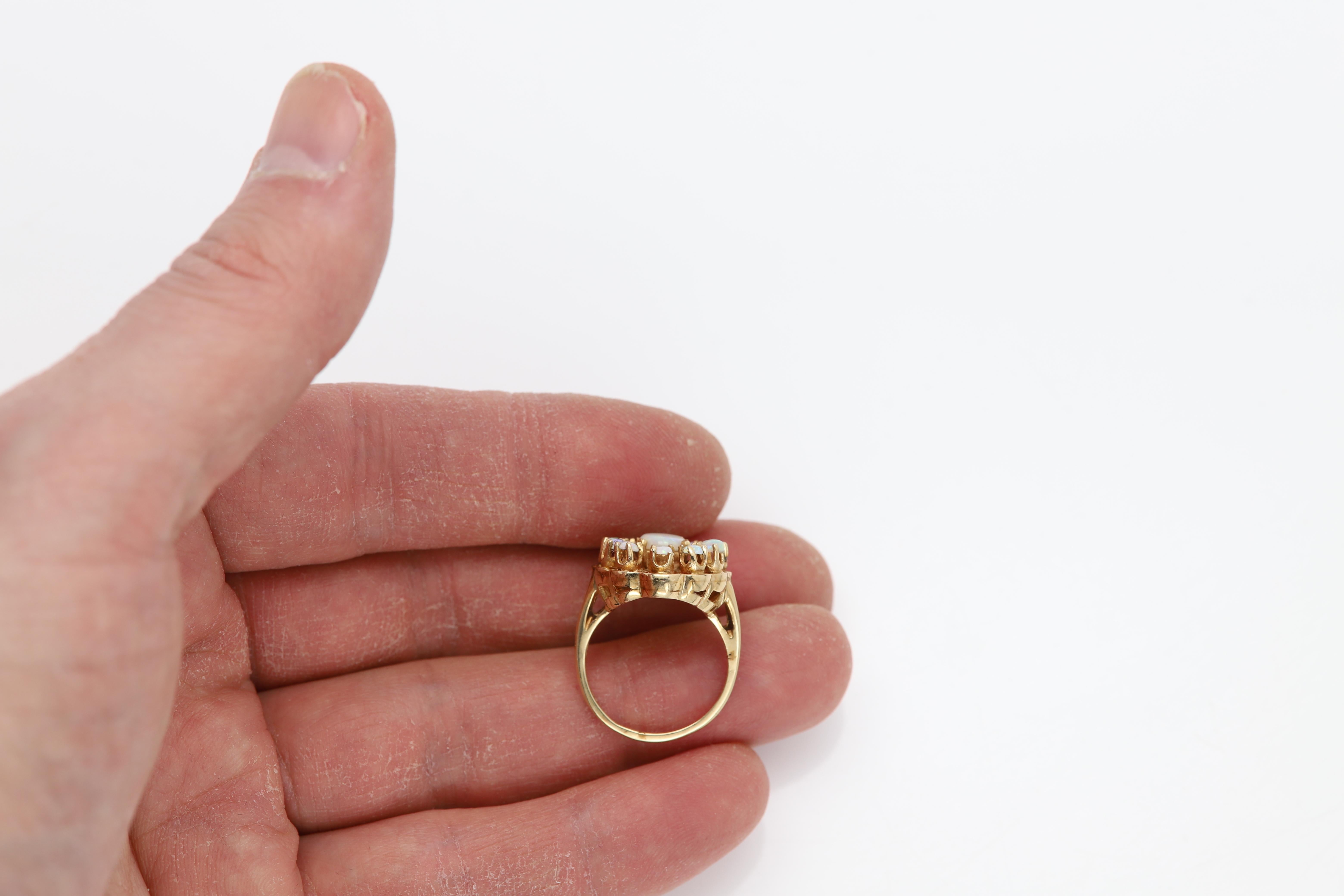 Vintage Opal Ring Circa 1950's 14 Karat Yellow Gold Vintage Opal jewelry en vente 1