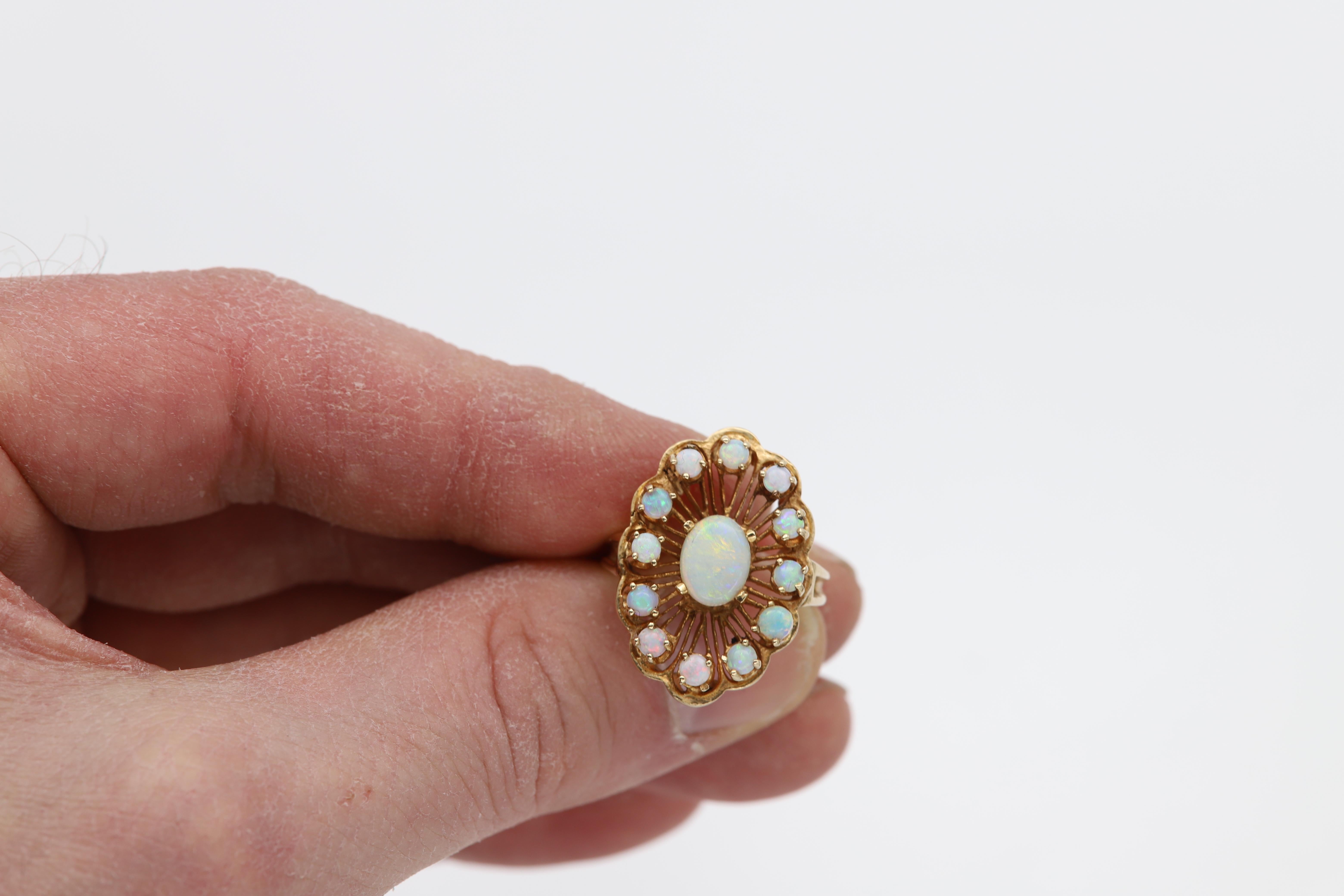 Vintage Opal Ring Circa 1950's 14 Karat Yellow Gold Vintage Opal jewelry en vente 2
