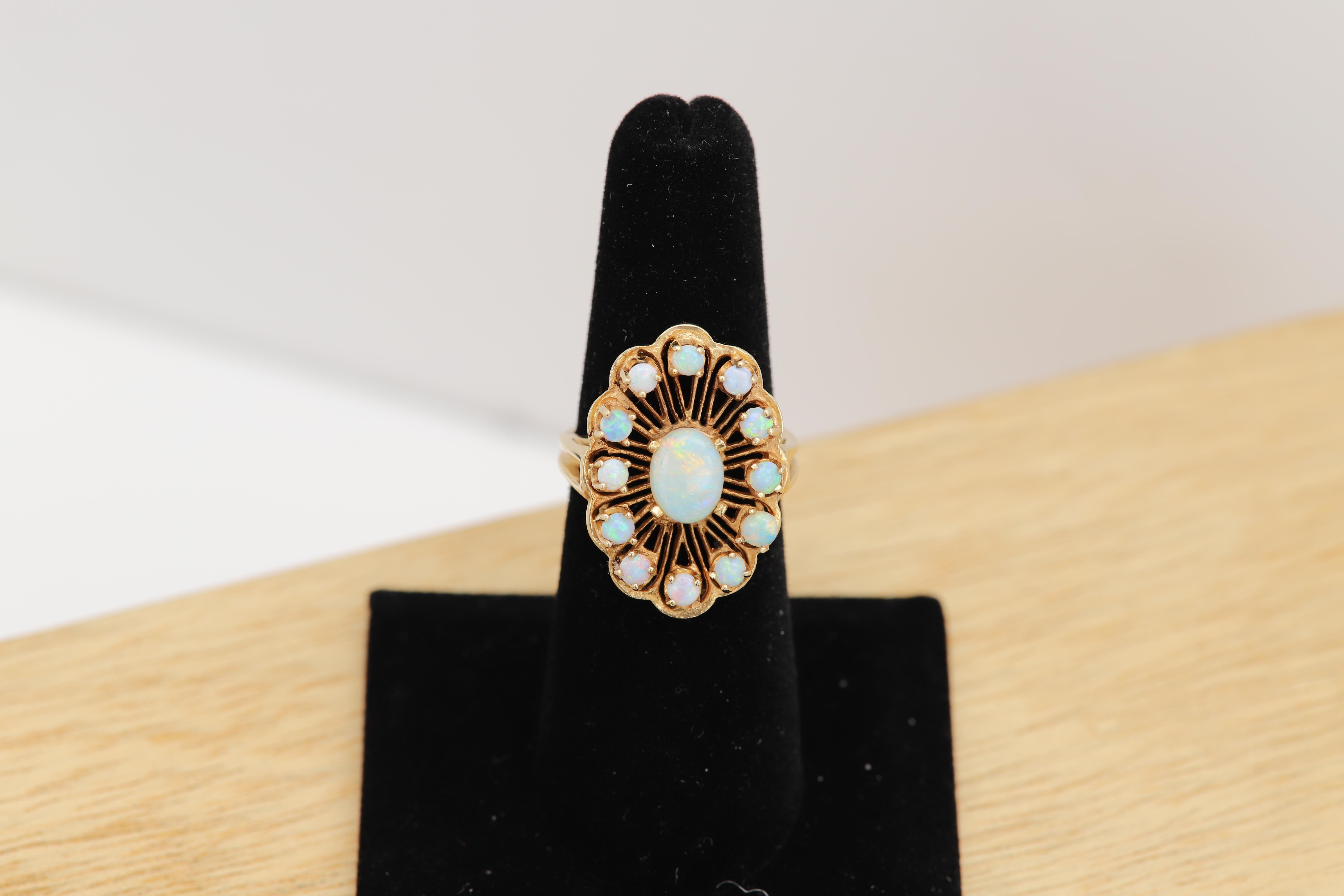 Vintage Opal Ring Circa 1950's 14 Karat Yellow Gold Vintage Opal jewelry en vente 3
