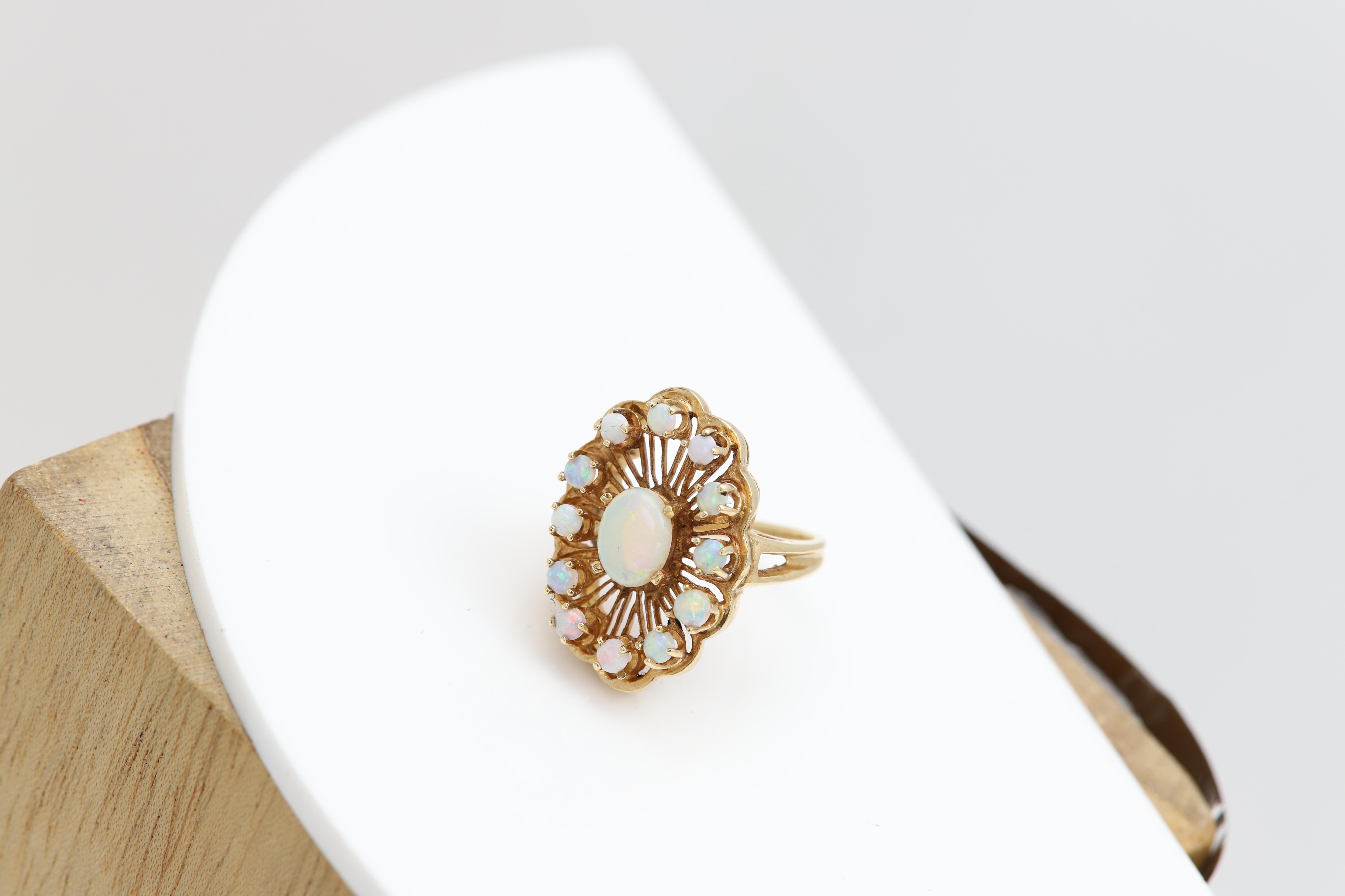 Vintage Opal Ring Circa 1950's 14 Karat Yellow Gold Vintage Opal jewelry en vente 4