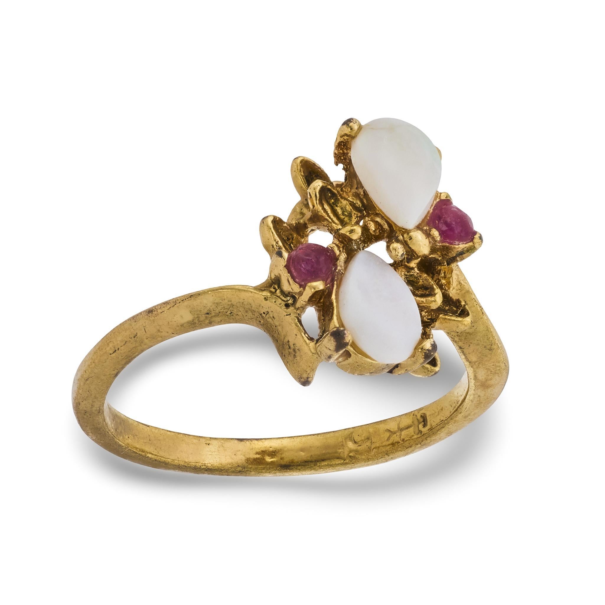 Contemporain Bague vintage en or jaune 14k avec opale et rubis en vente