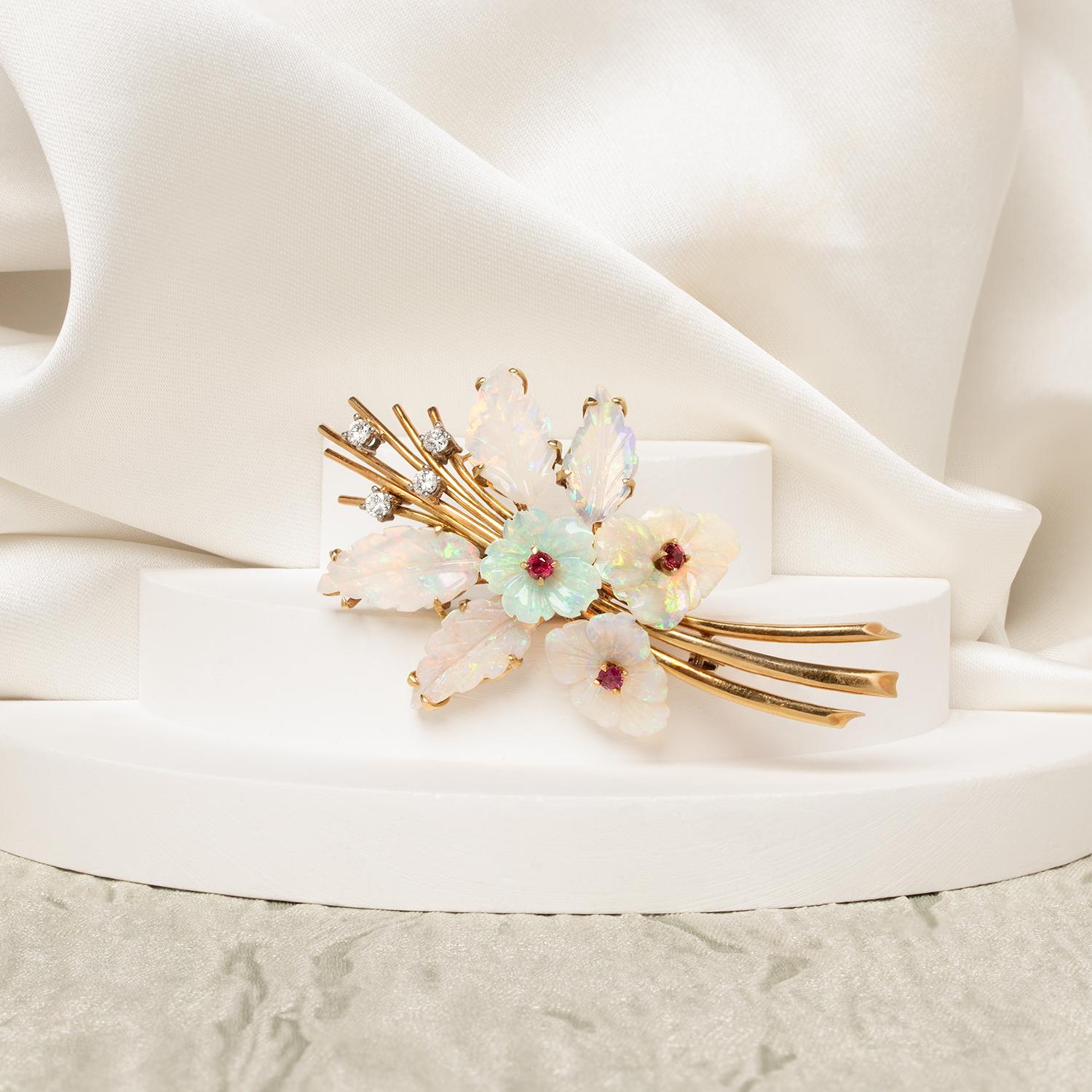 Broche vintage en opale, rubis et diamants, poinçonnée 1967 Unisexe en vente