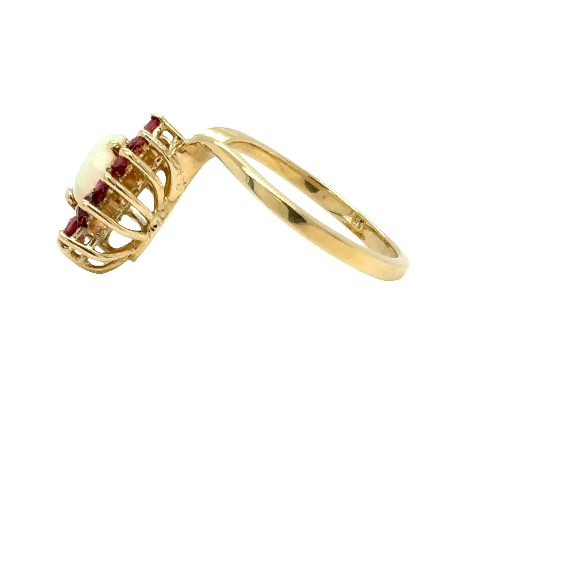 Vintage Opal & Ruby Chevron Ring – 14k Yellow Gold (Tropfenschliff) im Angebot