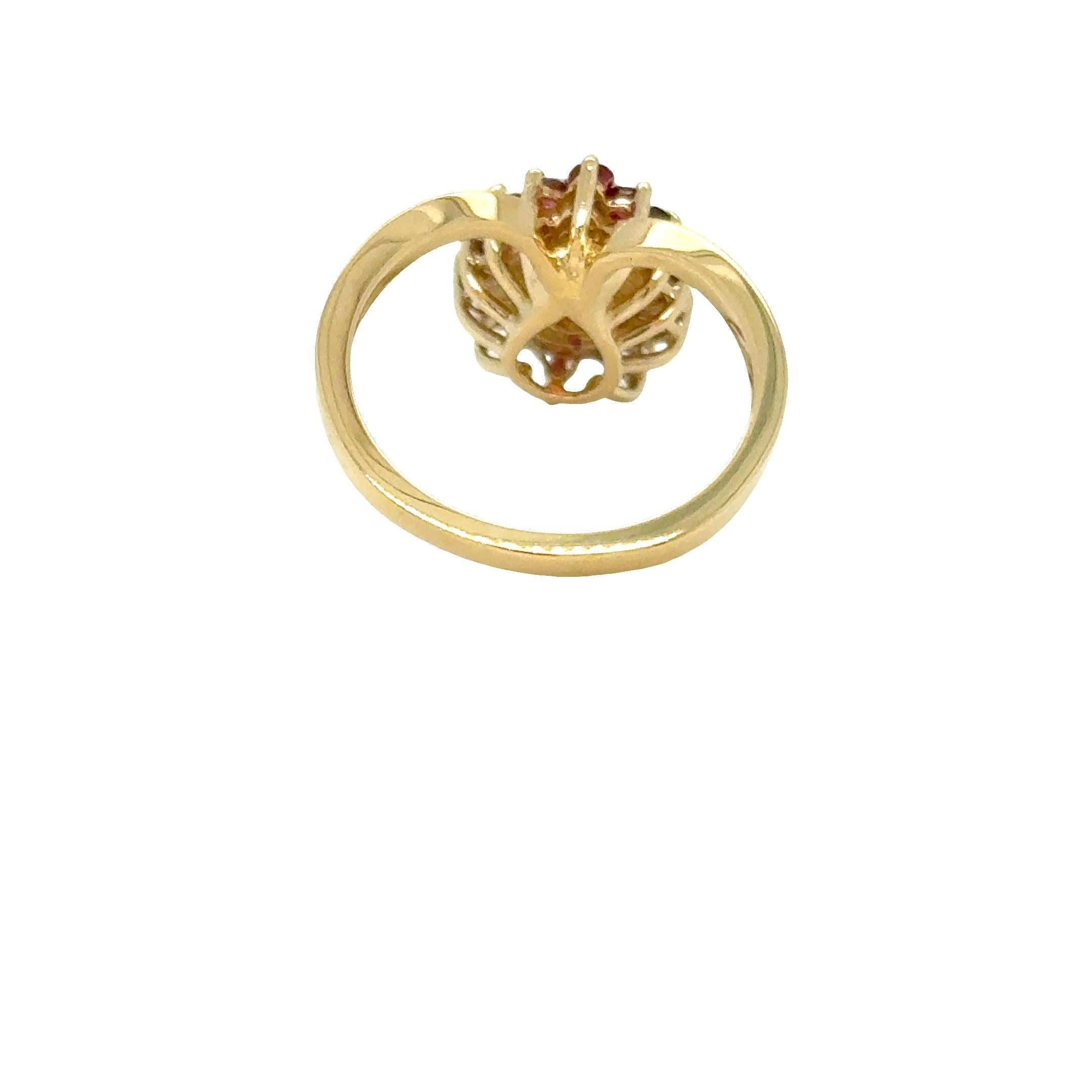 Vintage Opal & Ruby Chevron Ring – 14k Yellow Gold im Zustand „Hervorragend“ im Angebot in beverly hills, CA