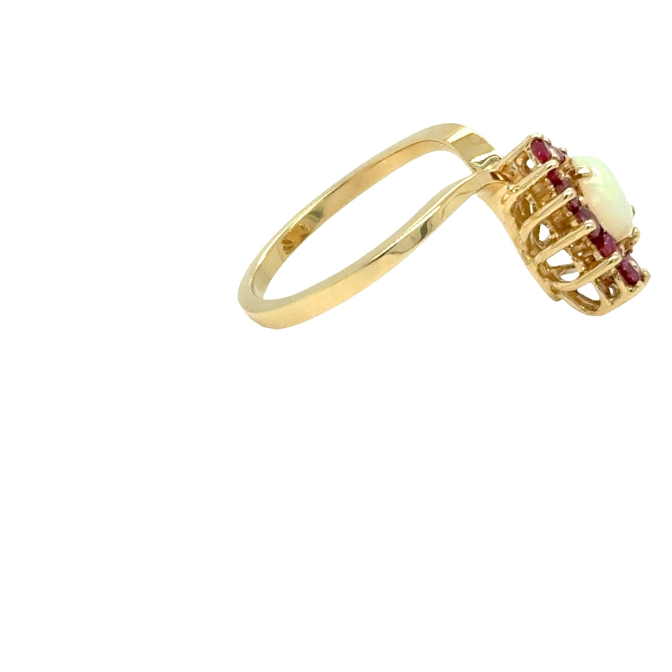 Vintage Opal & Ruby Chevron Ring – 14k Yellow Gold Damen im Angebot