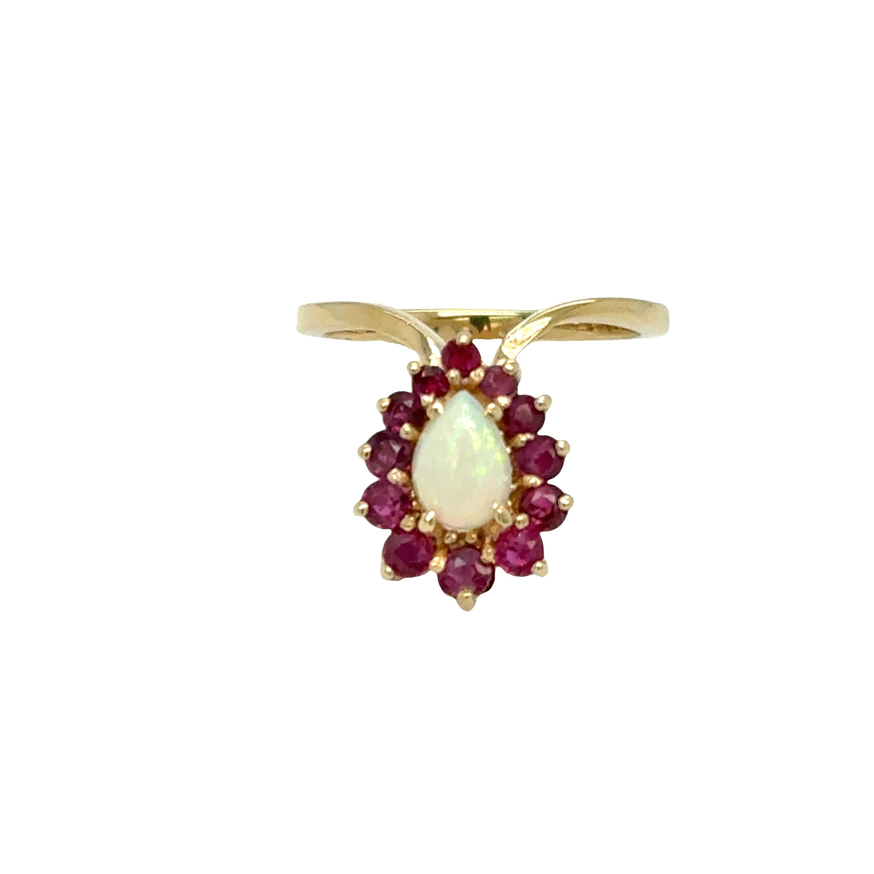 Vintage Opal & Ruby Chevron Ring – 14k Yellow Gold im Angebot 1