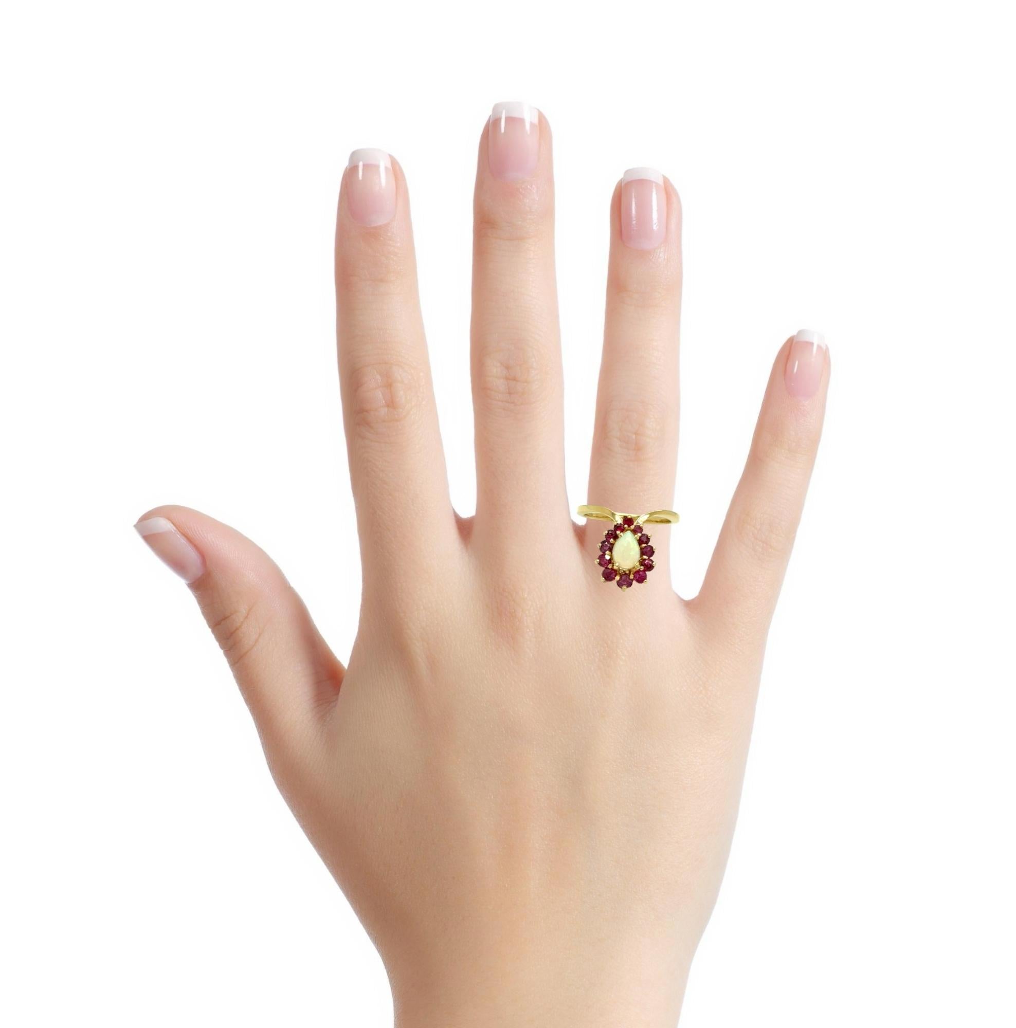 Vintage Opal & Ruby Chevron Ring – 14k Yellow Gold im Angebot 3