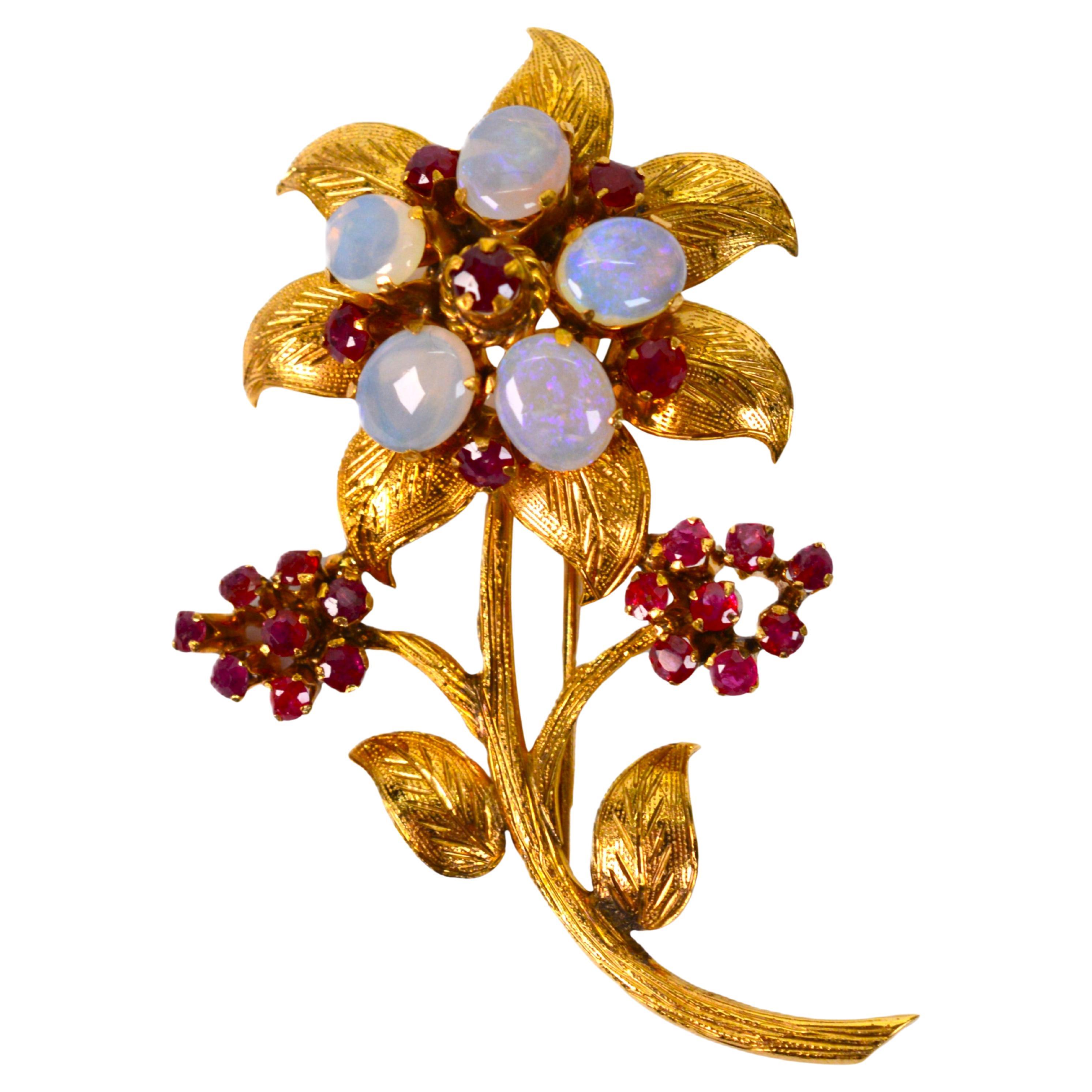 Broche de oro vintage con flor de ópalo y rubí