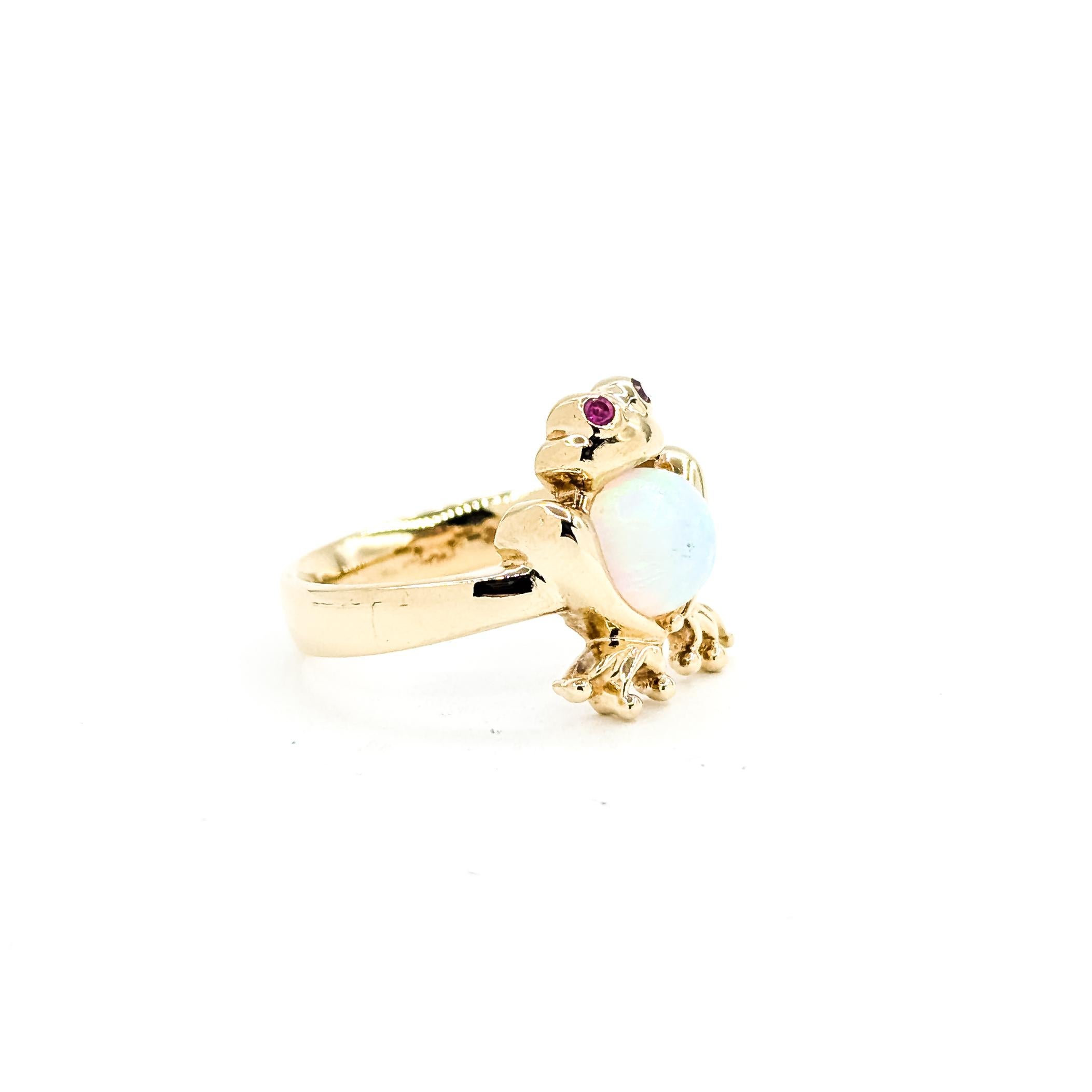 Anello Opale e Rubino Rana d'epoca in 14 carati

Questo anello vintage è realizzato in oro giallo 14k e presenta un'opale gelatina da 1,0ct incastonata al centro di uno stravagante motivo a rana. Gli occhi della rana sono accentati da rubini rotondi