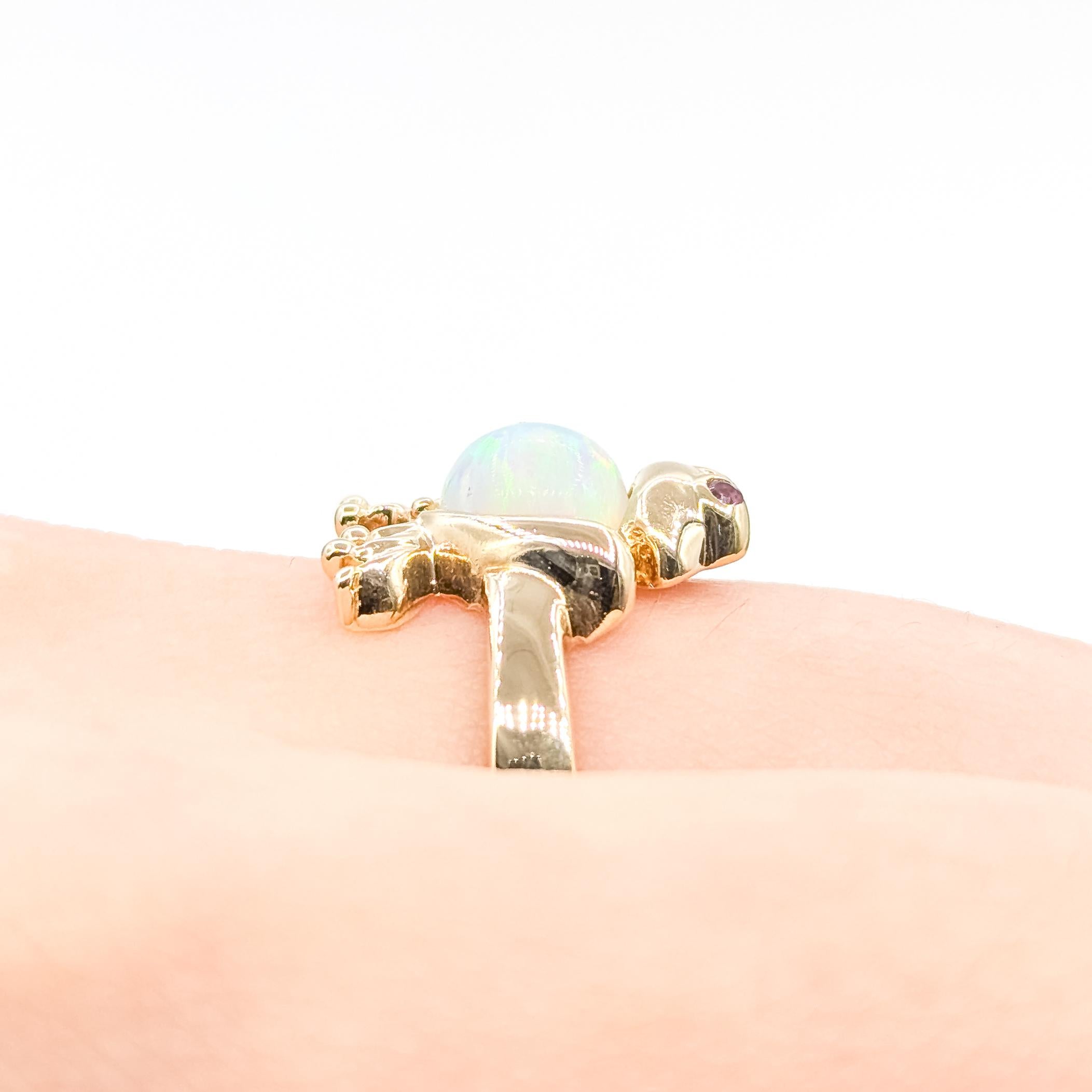 Cabochon Anello Opale e Rubino Rana d'epoca in 14 carati in vendita
