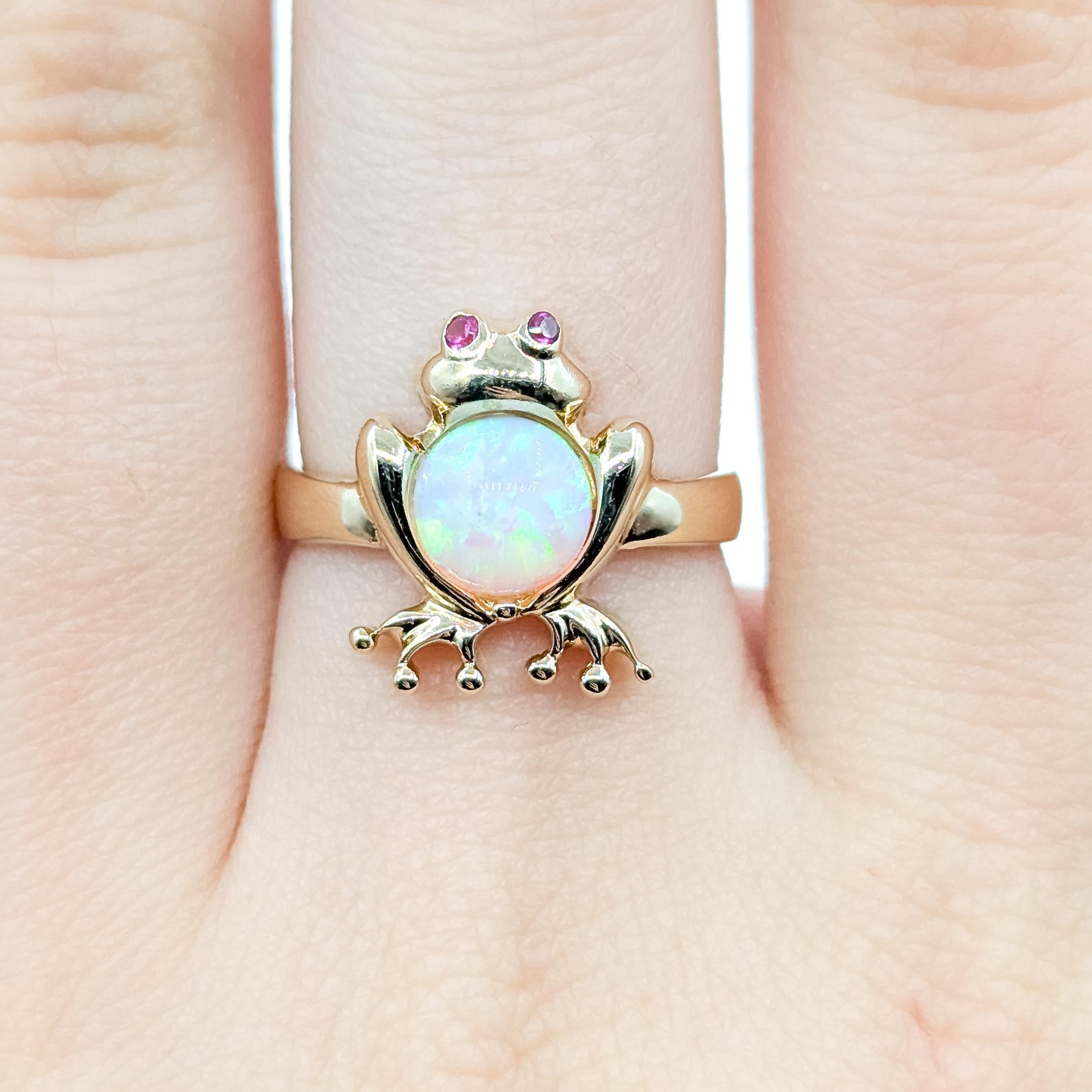 Donna Anello Opale e Rubino Rana d'epoca in 14 carati in vendita