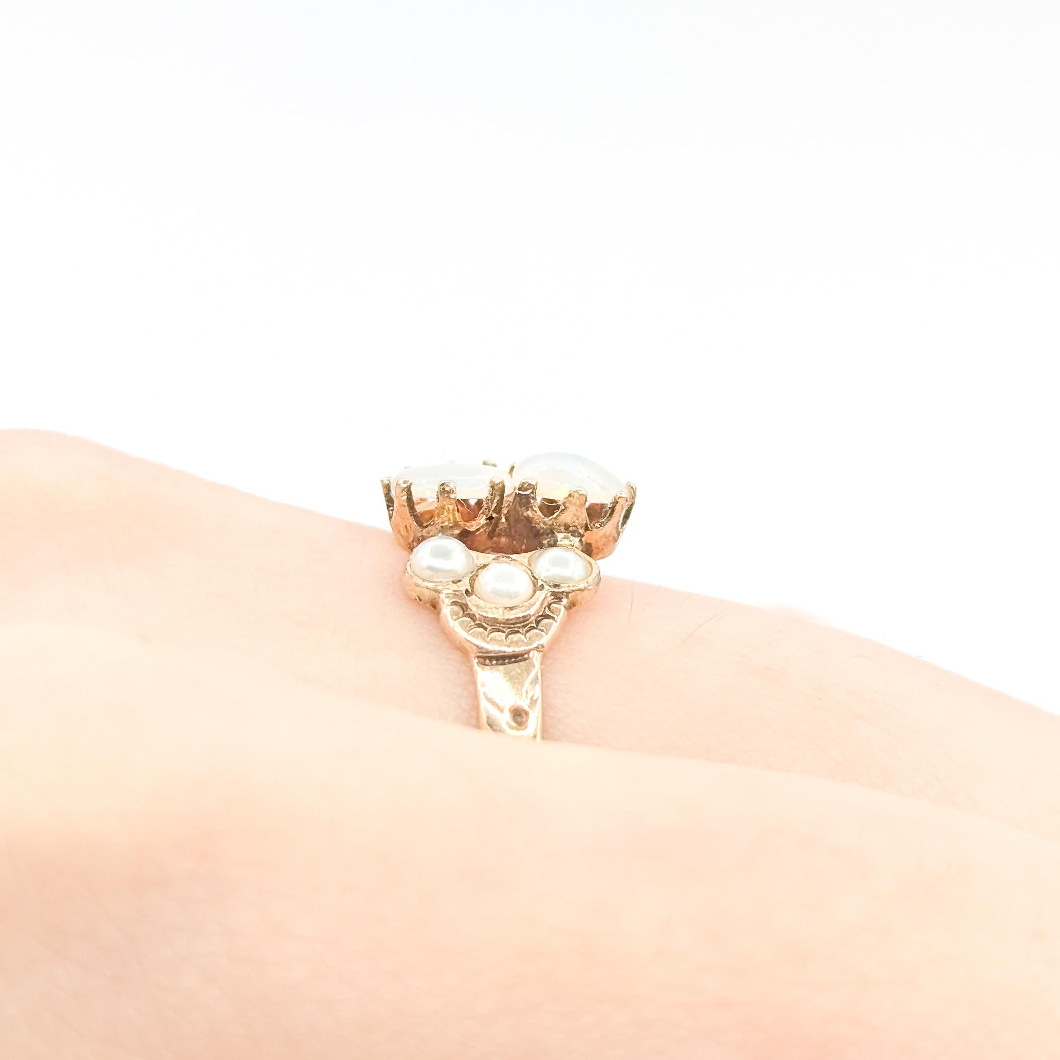 Vintage Opal & Seed Pearl Milgrain Ring in 9k Gelbgold (Rundschliff) im Angebot