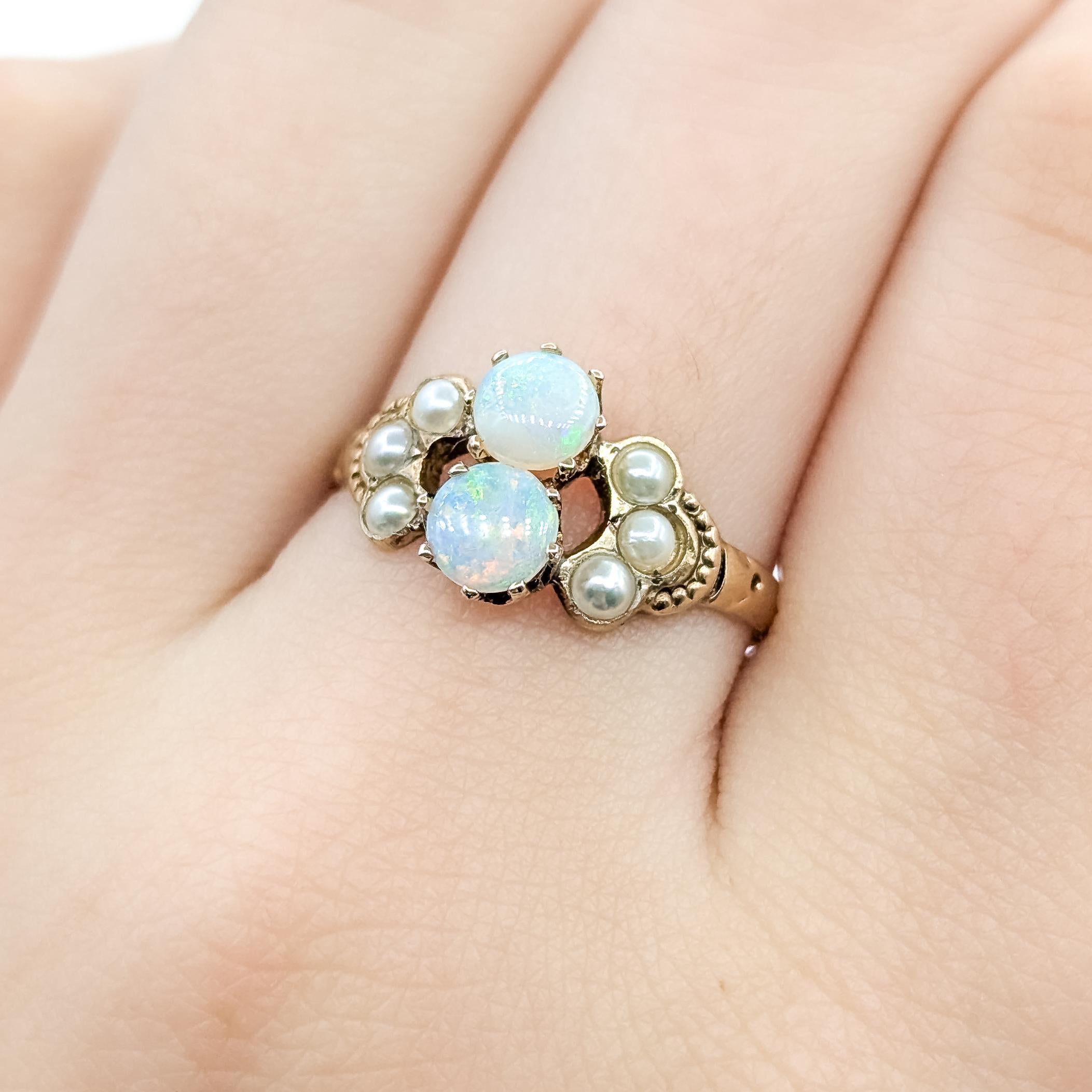 Vintage Opal & Seed Pearl Milgrain Ring in 9k Gelbgold im Zustand „Hervorragend“ im Angebot in Bloomington, MN