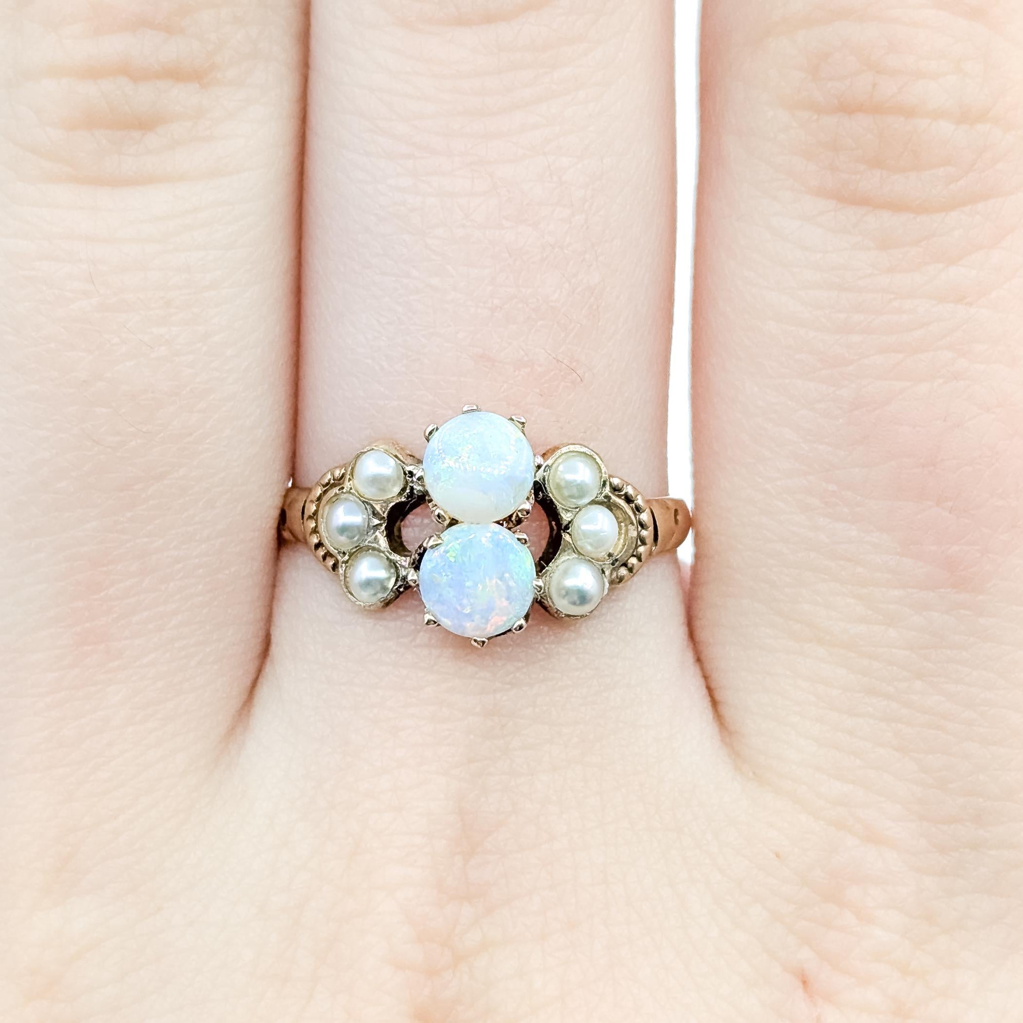 Vintage Opal & Seed Pearl Milgrain Ring in 9k Gelbgold Damen im Angebot