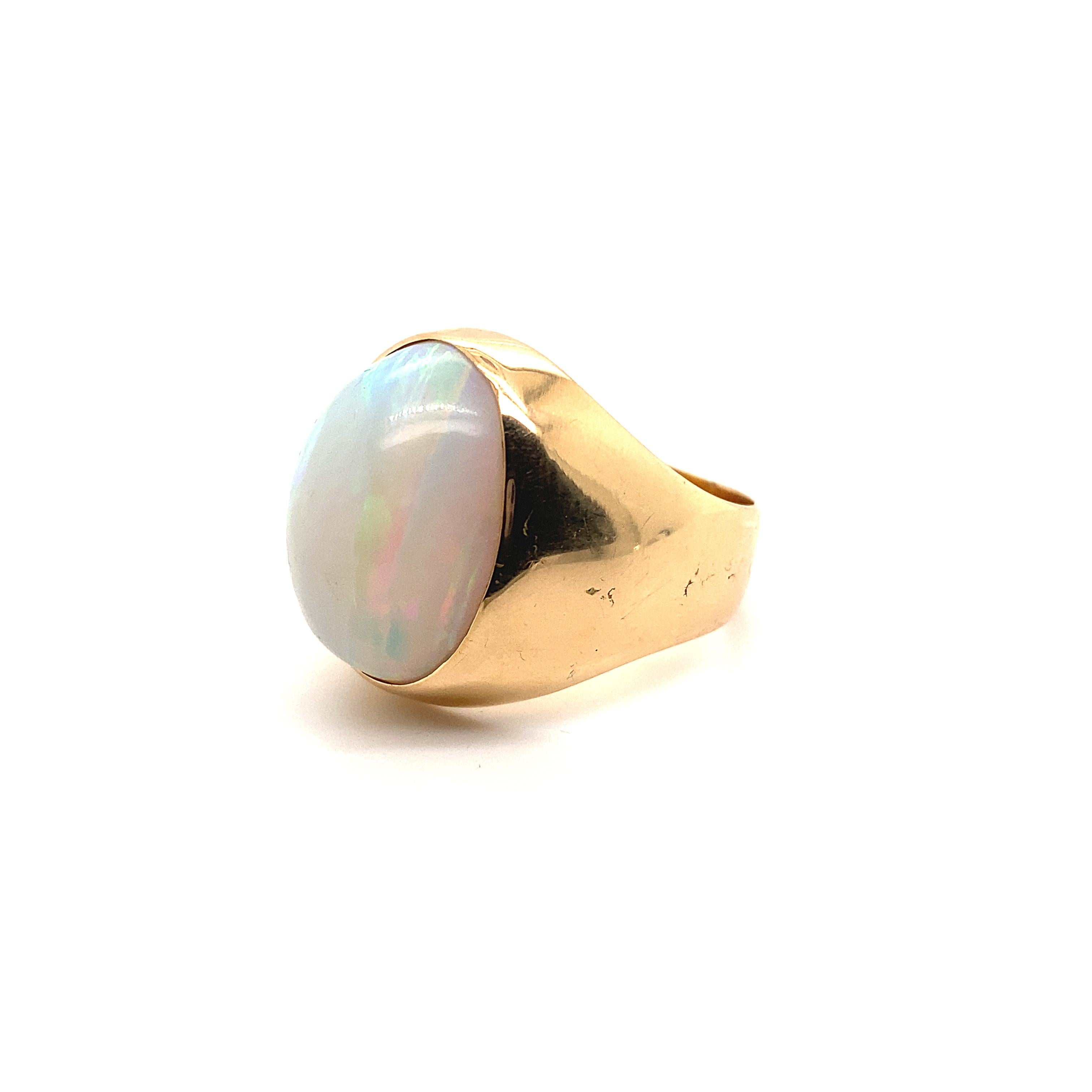 Retro Vintage Opal Signet Ring 18 Karat Yellow Gold, Circa 1960