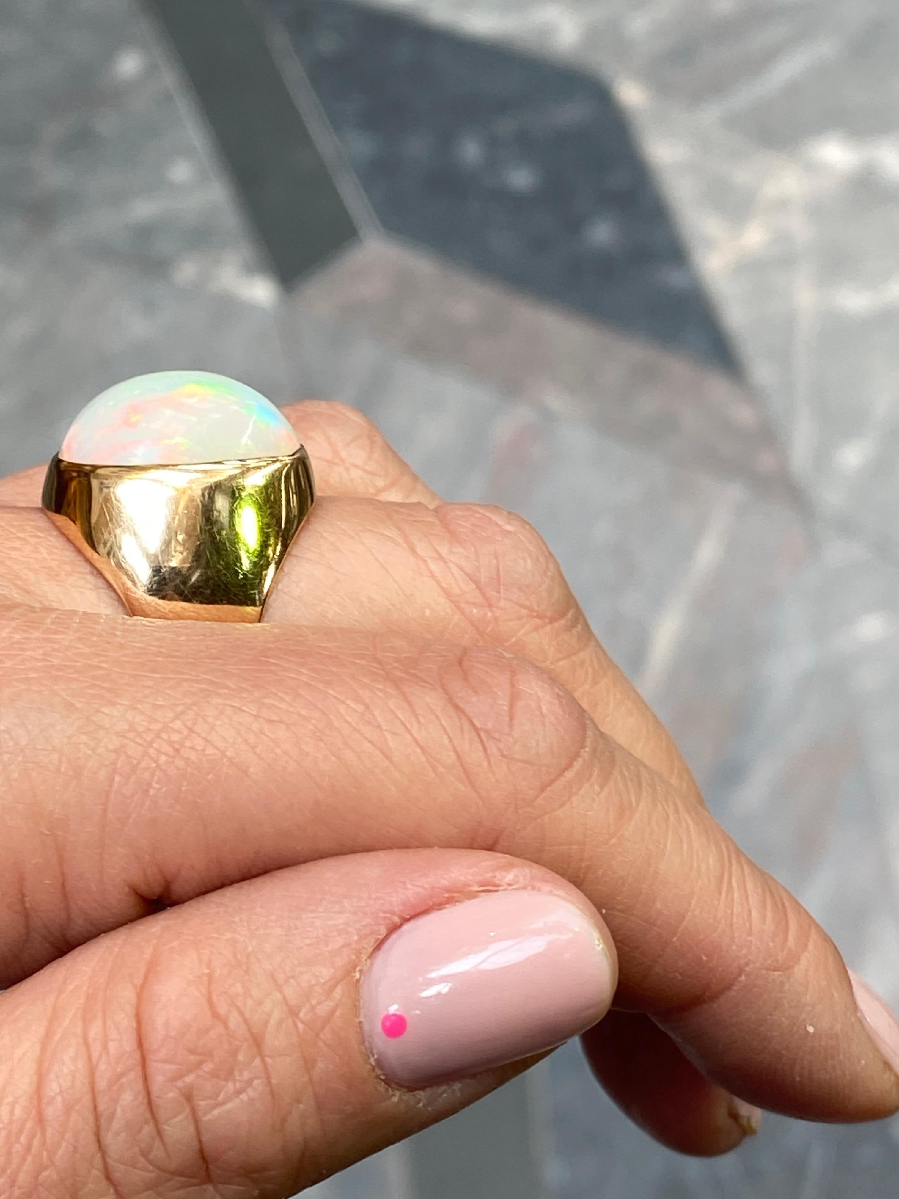 Women's or Men's Vintage Opal Signet Ring 18 Karat Yellow Gold, Circa 1960