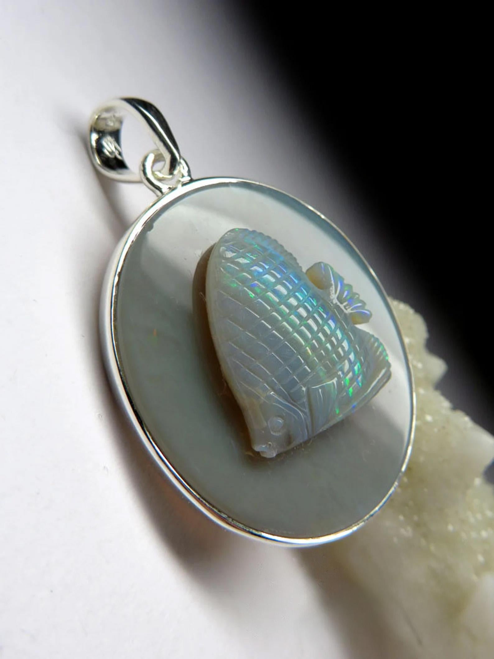 Taille ovale Vintage Opal Silver Pendant Natural Australian Carving Gemstone Unisex fish en vente