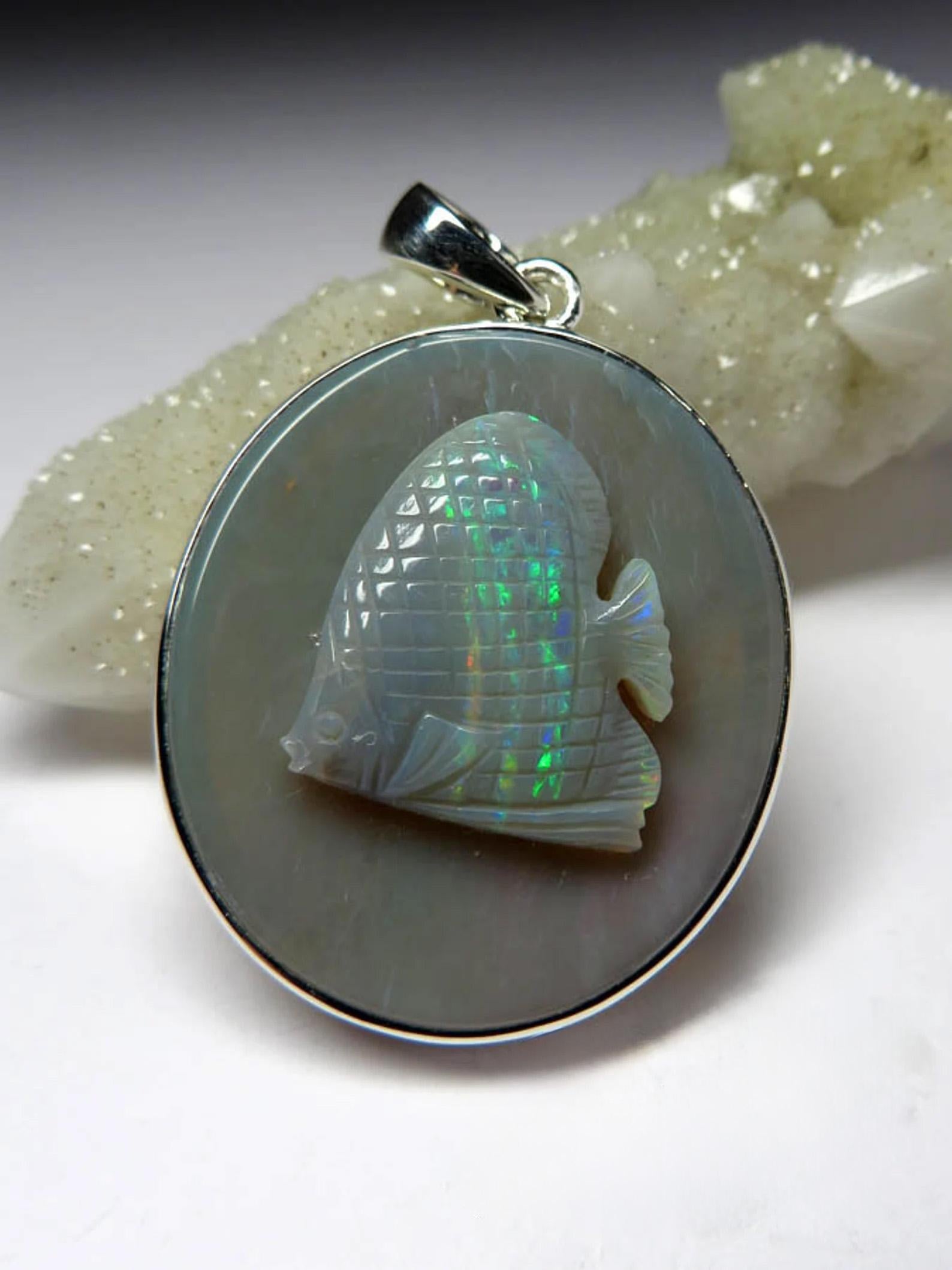 Vintage Opal Silver Pendant Natural Australian Carving Gemstone Unisex fish In Excellent Condition For Sale In Berlin, DE