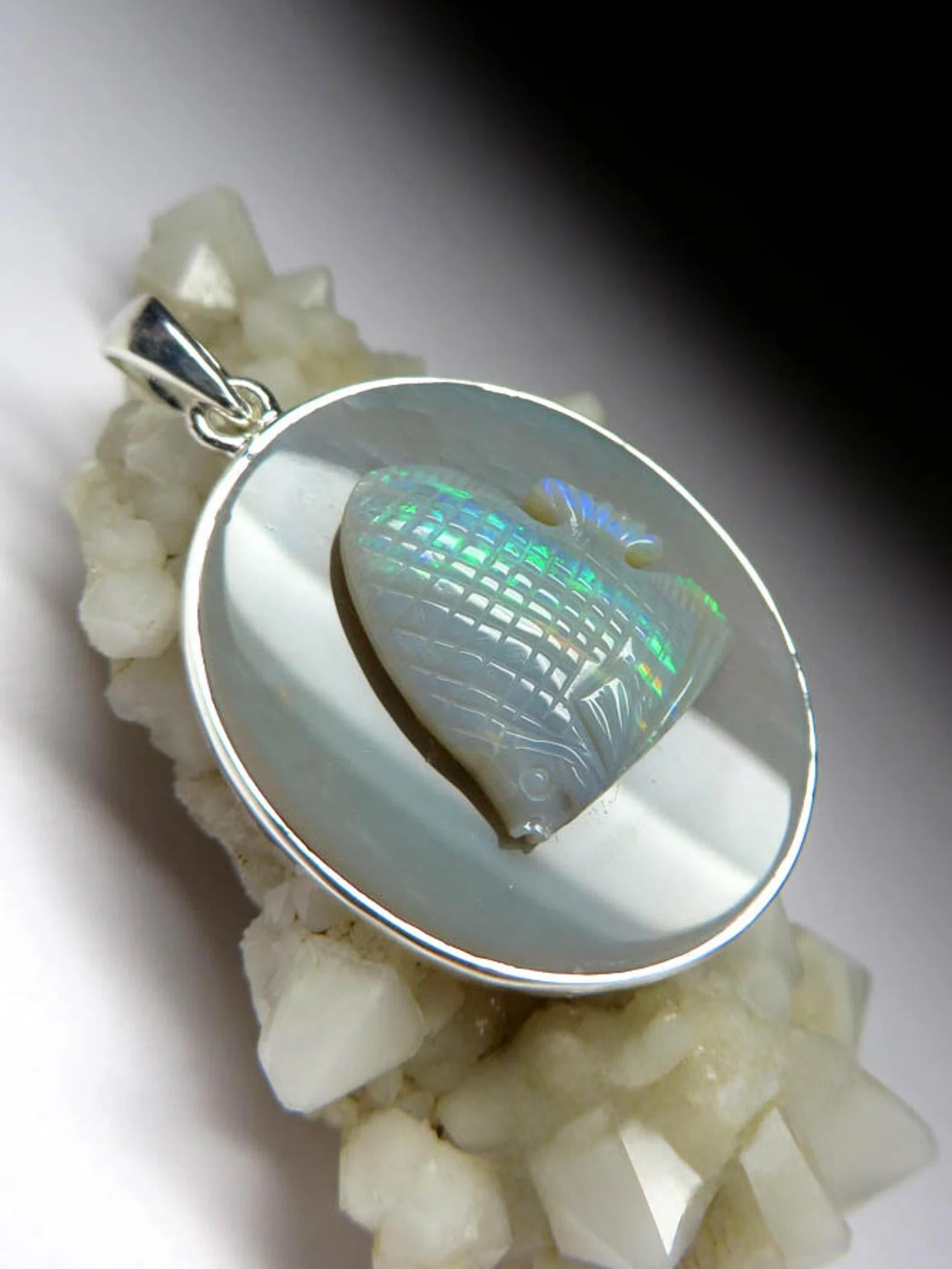 Vintage Opal Silver Pendant Natural Australian Carving Gemstone Unisex fish en vente 1