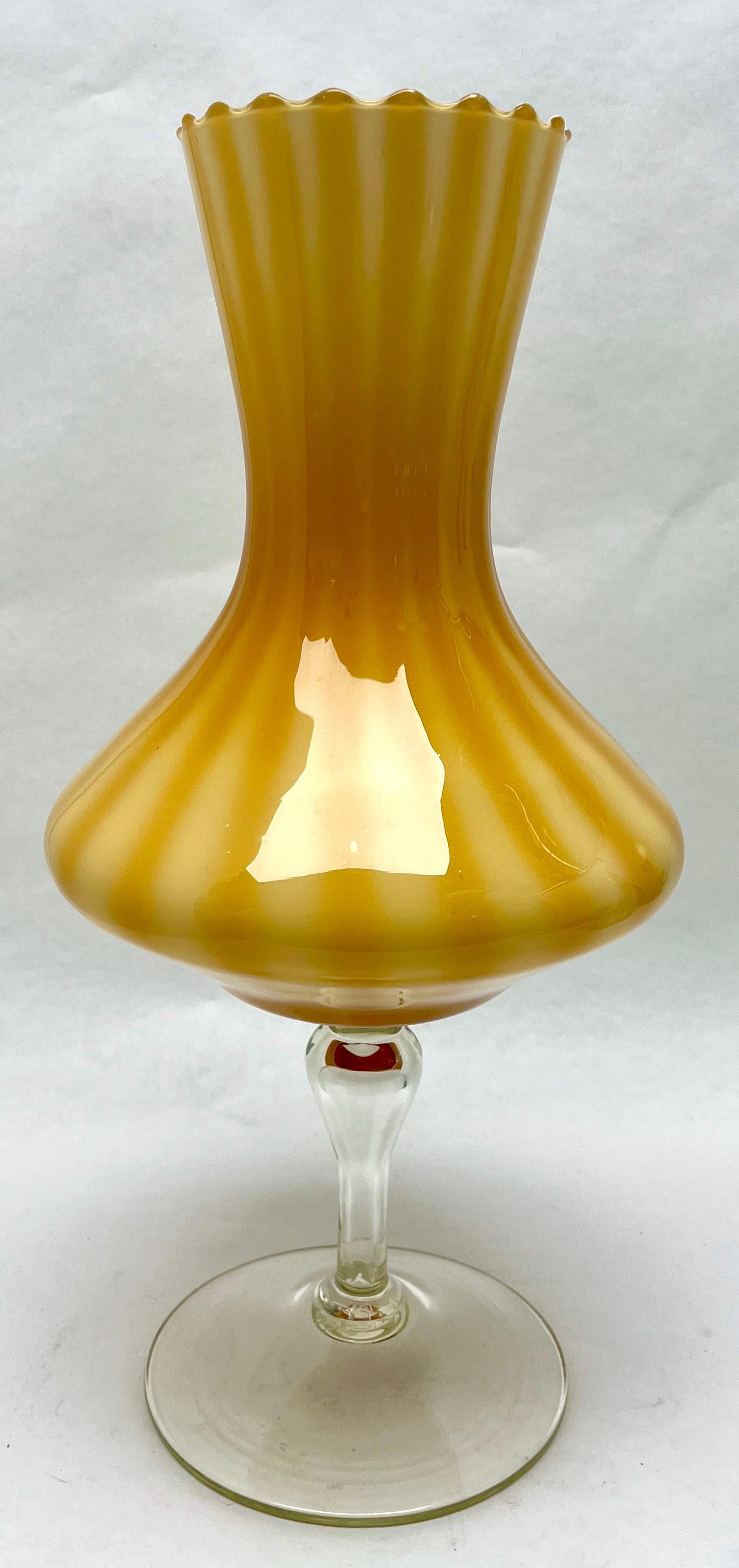 Opaline di Florence (Empoli) opalisierende italienische Kunstglasvase der späten 1950er oder frühen 1960er Jahre. 

Wunderschöner mundgeblasener Opal und handapplizierter weißer Fuß
Maße: 44 cm hoch, Durchmesser 18 cm
Das Stück ist in