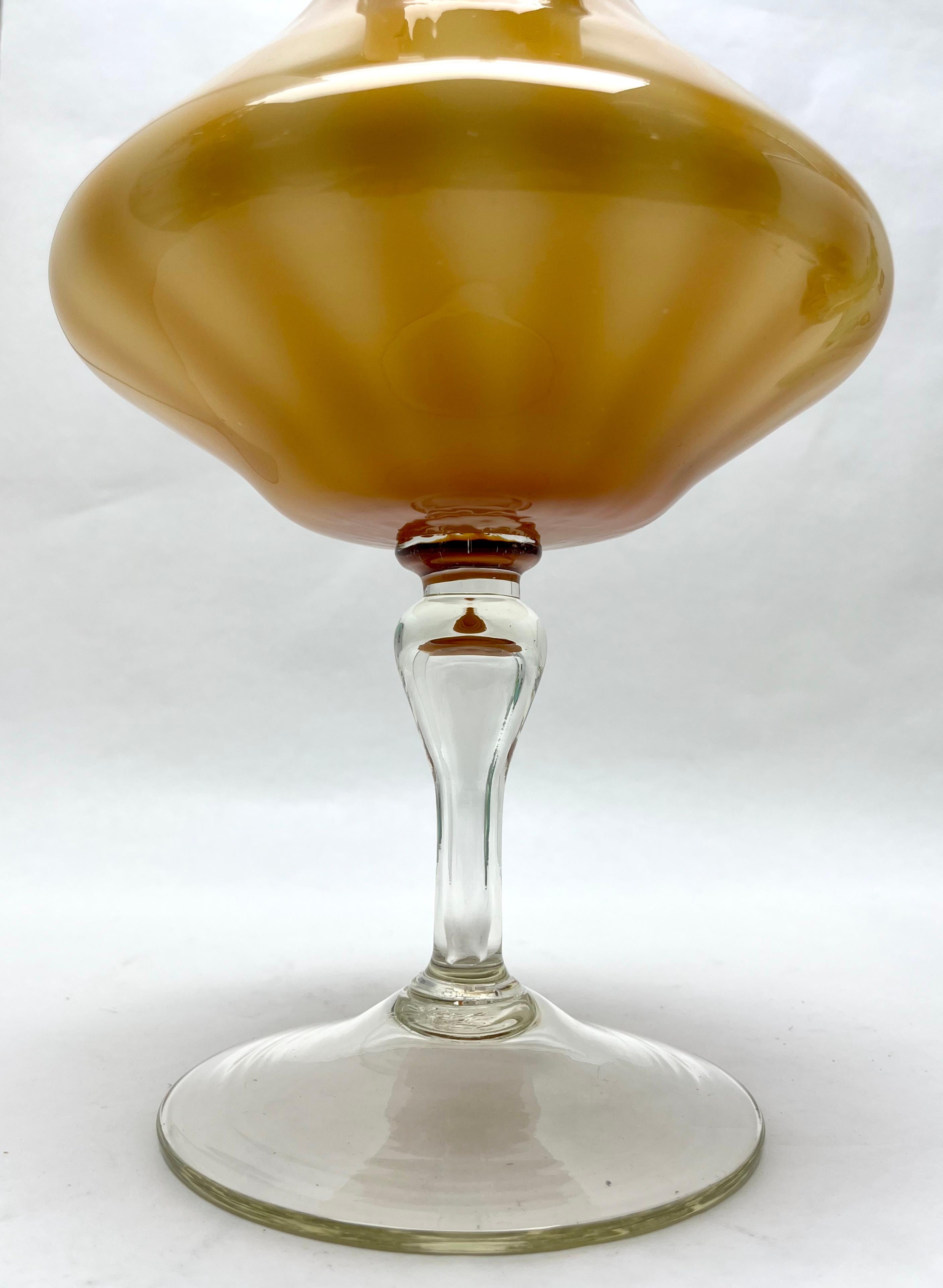 Mid-Century Modern Vase italien vintage en opaline opalescente sur pied de Florence, années 1950 en vente