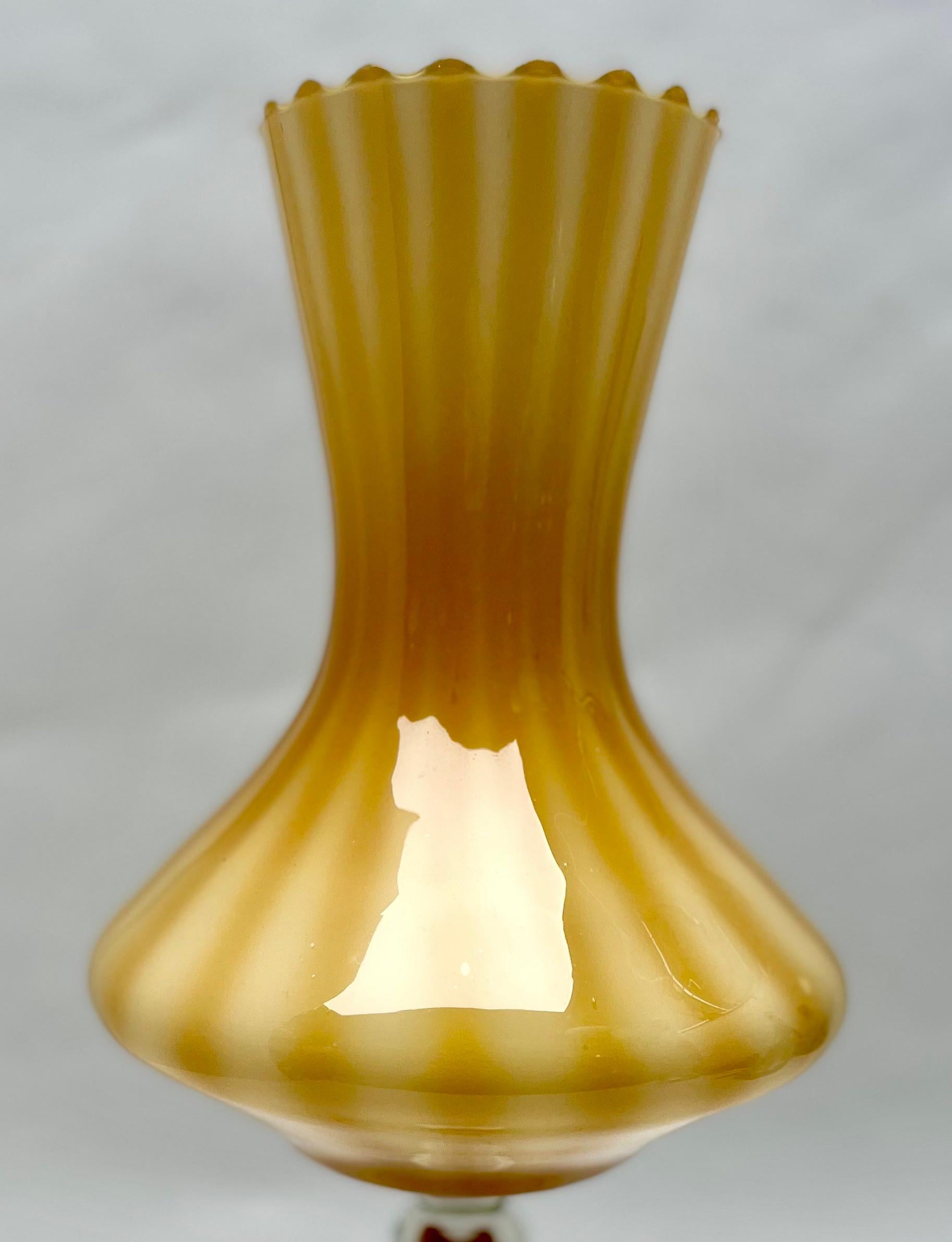 Fait main Vase italien vintage en opaline opalescente sur pied de Florence, années 1950 en vente