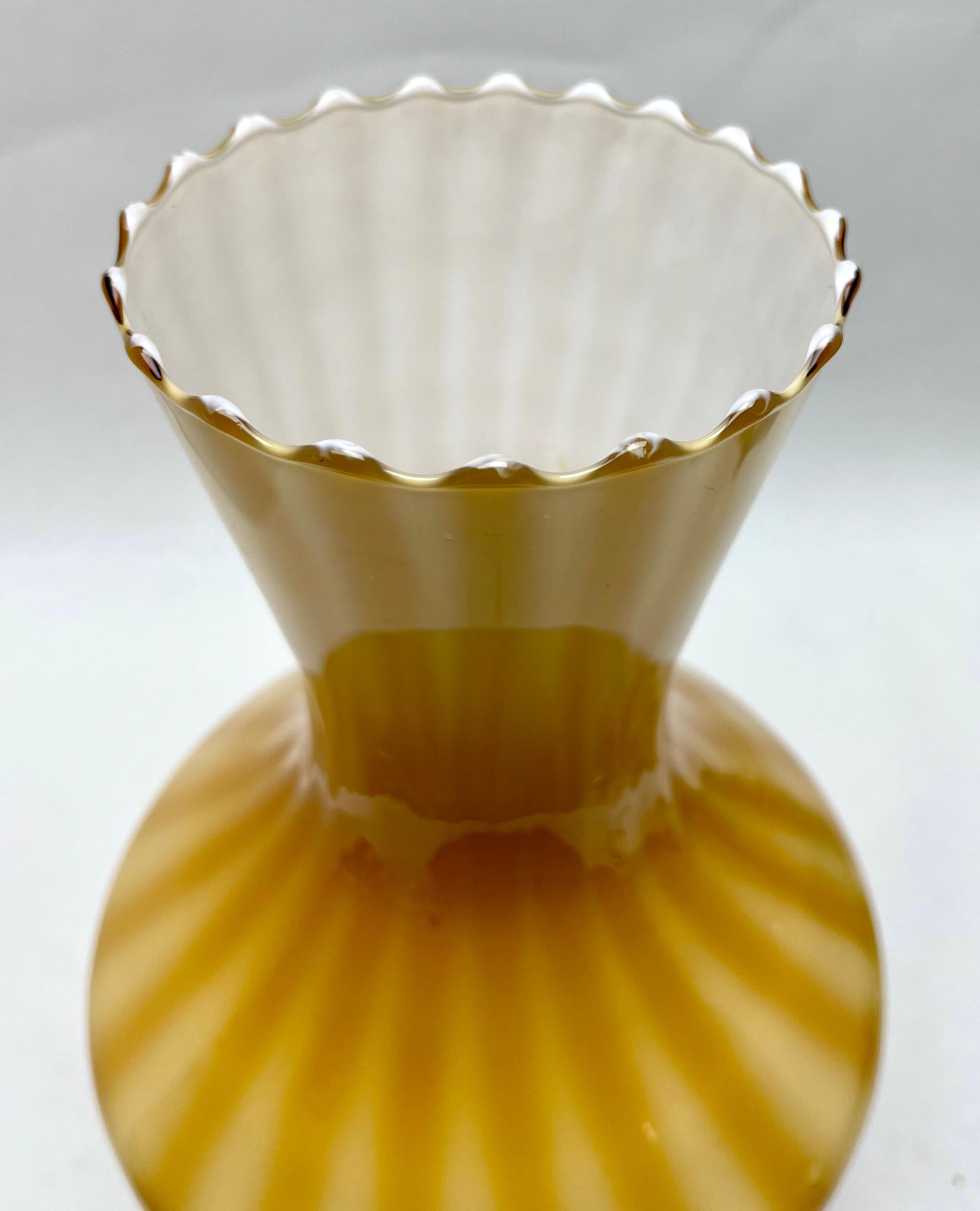 XIXe siècle Vase italien vintage en opaline opalescente sur pied de Florence, années 1950 en vente