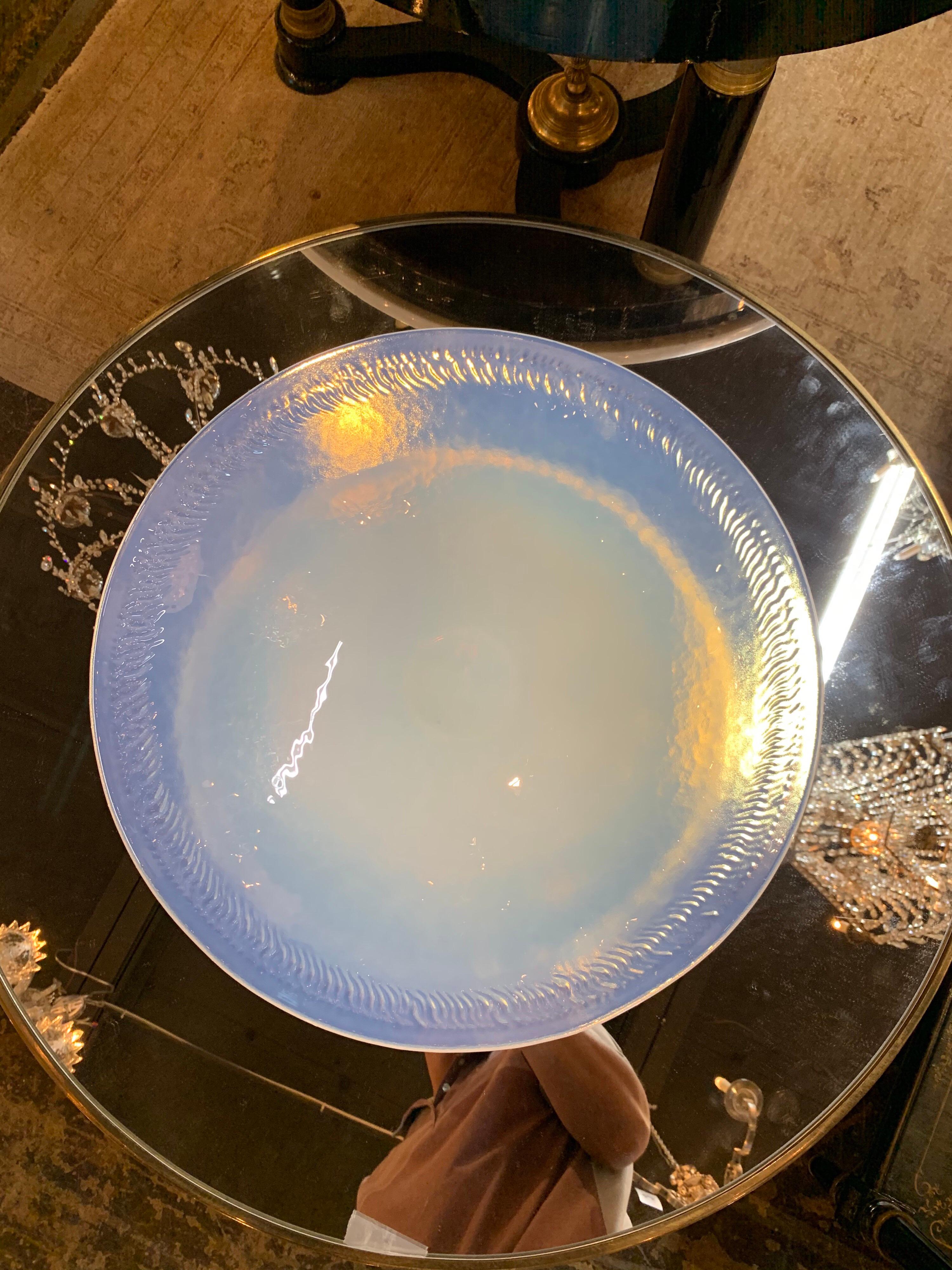 Stunning vintage Murano glass centerpiece bowl with beautiful opalescent effect. lovely accessory for a fine home.
 