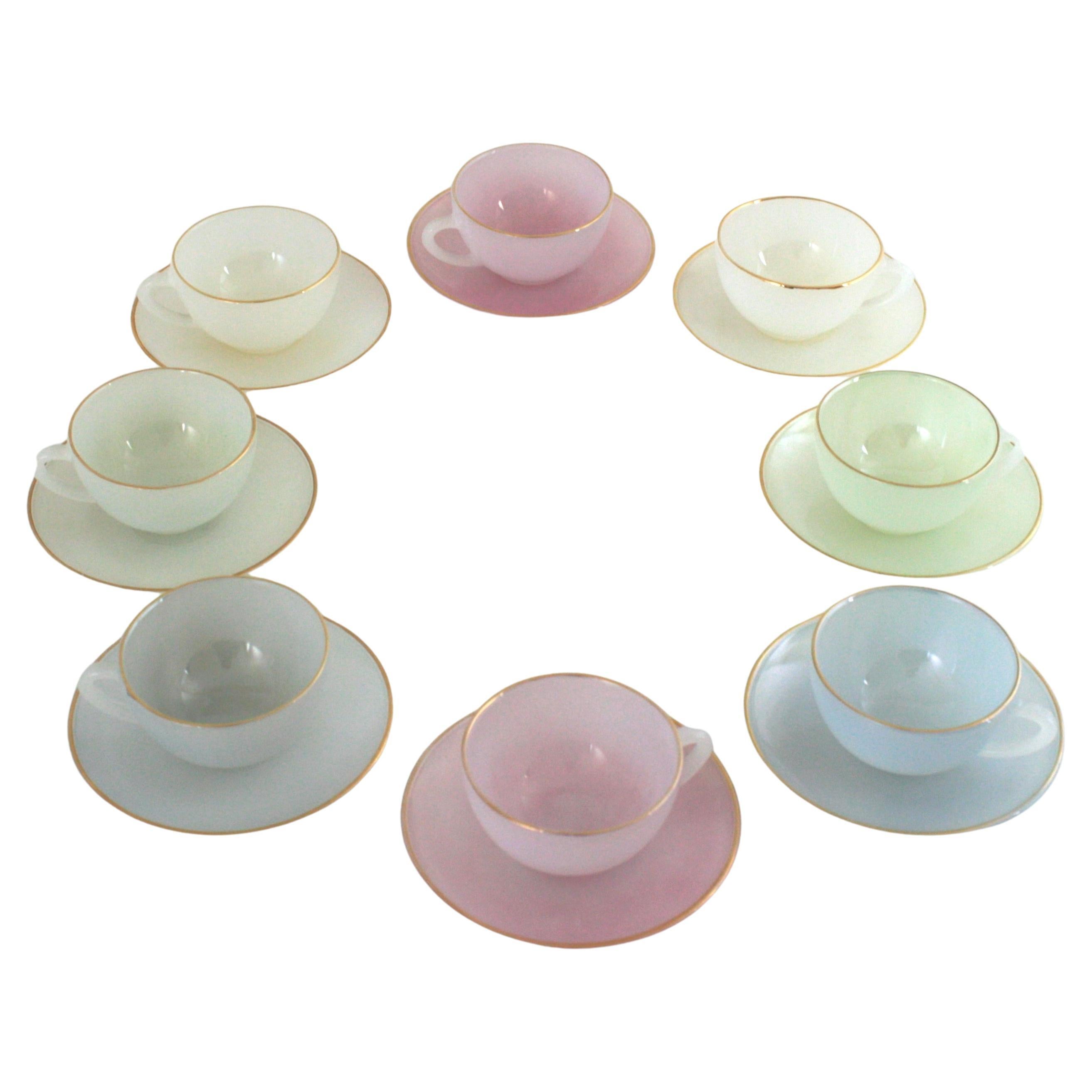Pastellfarben Opalescent Glas Kaffee Tee Set für Acht
Hergestellt von Arcopal, Frankreich, 1960er Jahre.
Ein sehr dekoratives Set von acht Harlequin opalisierenden Pastellfarben Glas Tee oder Kaffee Tassen und Geschirr. Blaue, grüne, beige und rosa