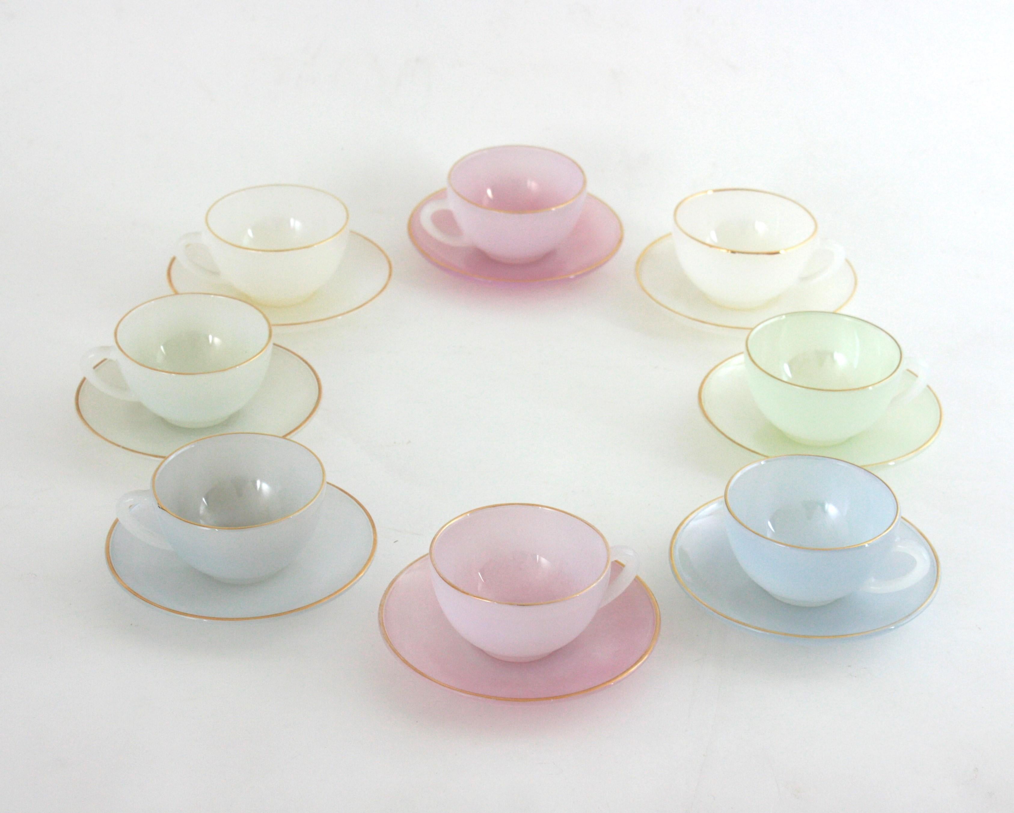 Vintage Opalescent Pastellfarben Kaffee / Tee-Set für acht mit Goldrändern (Französisch) im Angebot